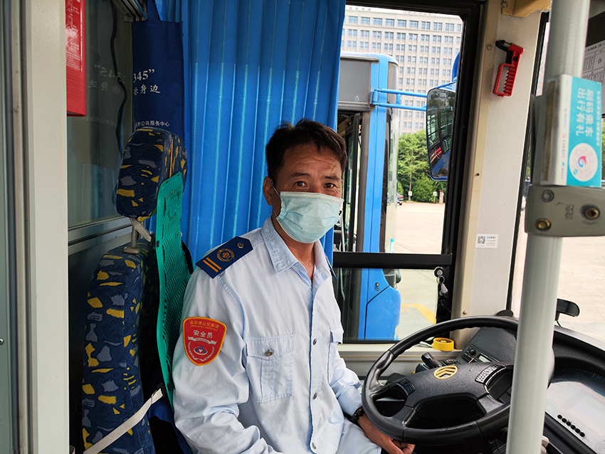 公交集團快速公交事業(yè)部工作人員協(xié)力幫老人找到重要的“包”