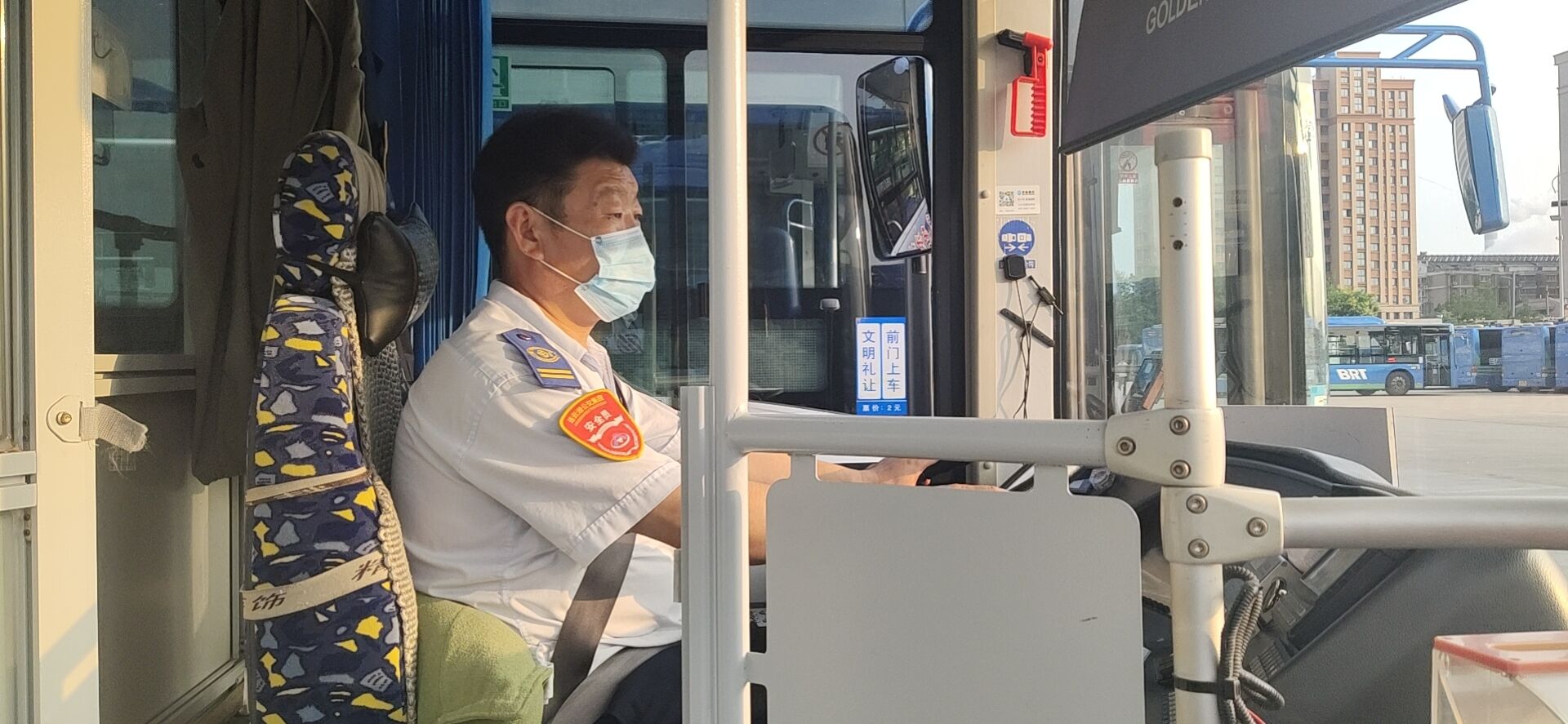 公交事業(yè)一部7路駕駛員趙海軍拾金不昧受表揚