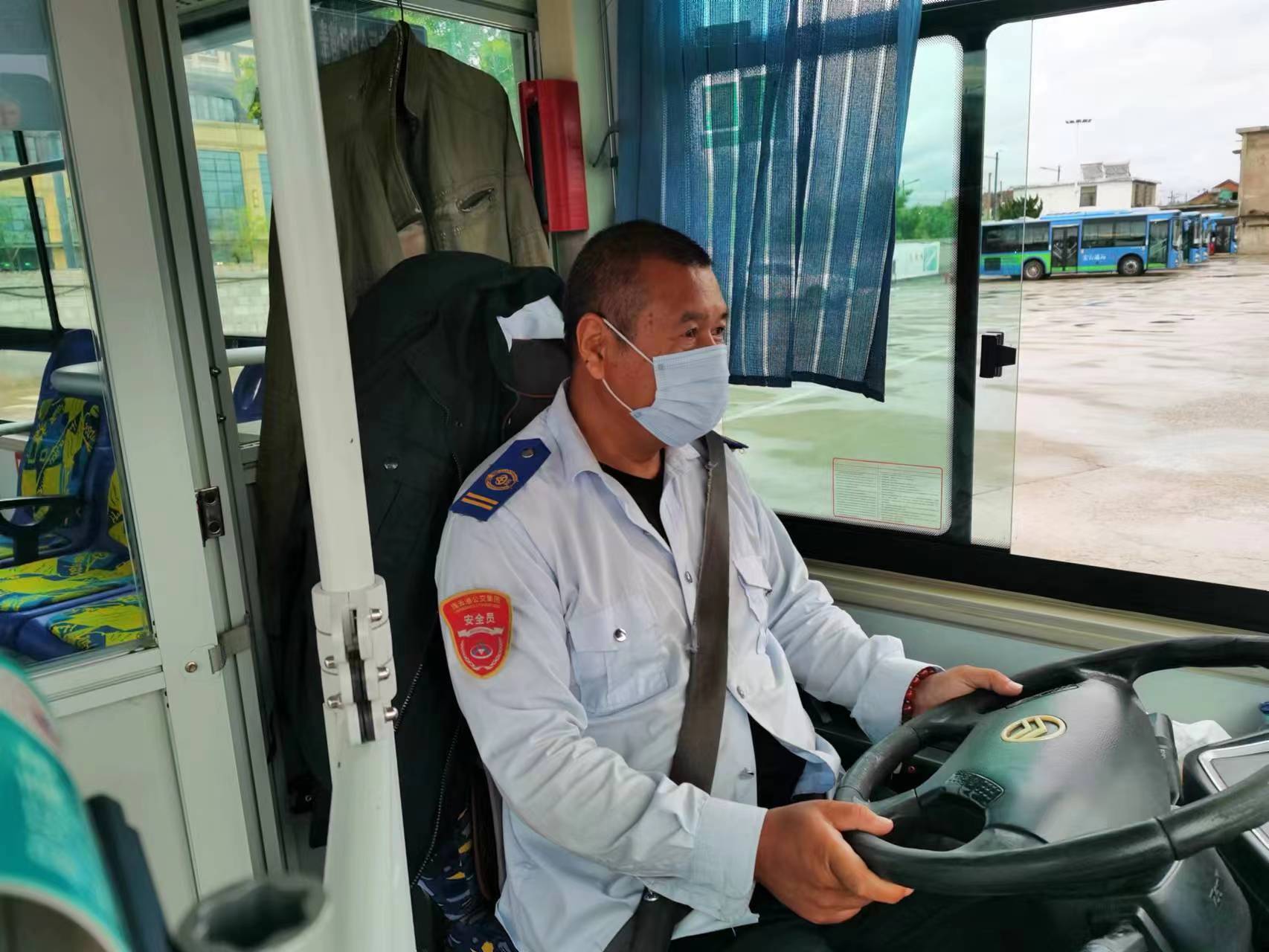 公交事業(yè)一部15路駕駛員張永泉拾金不昧受表揚(yáng)