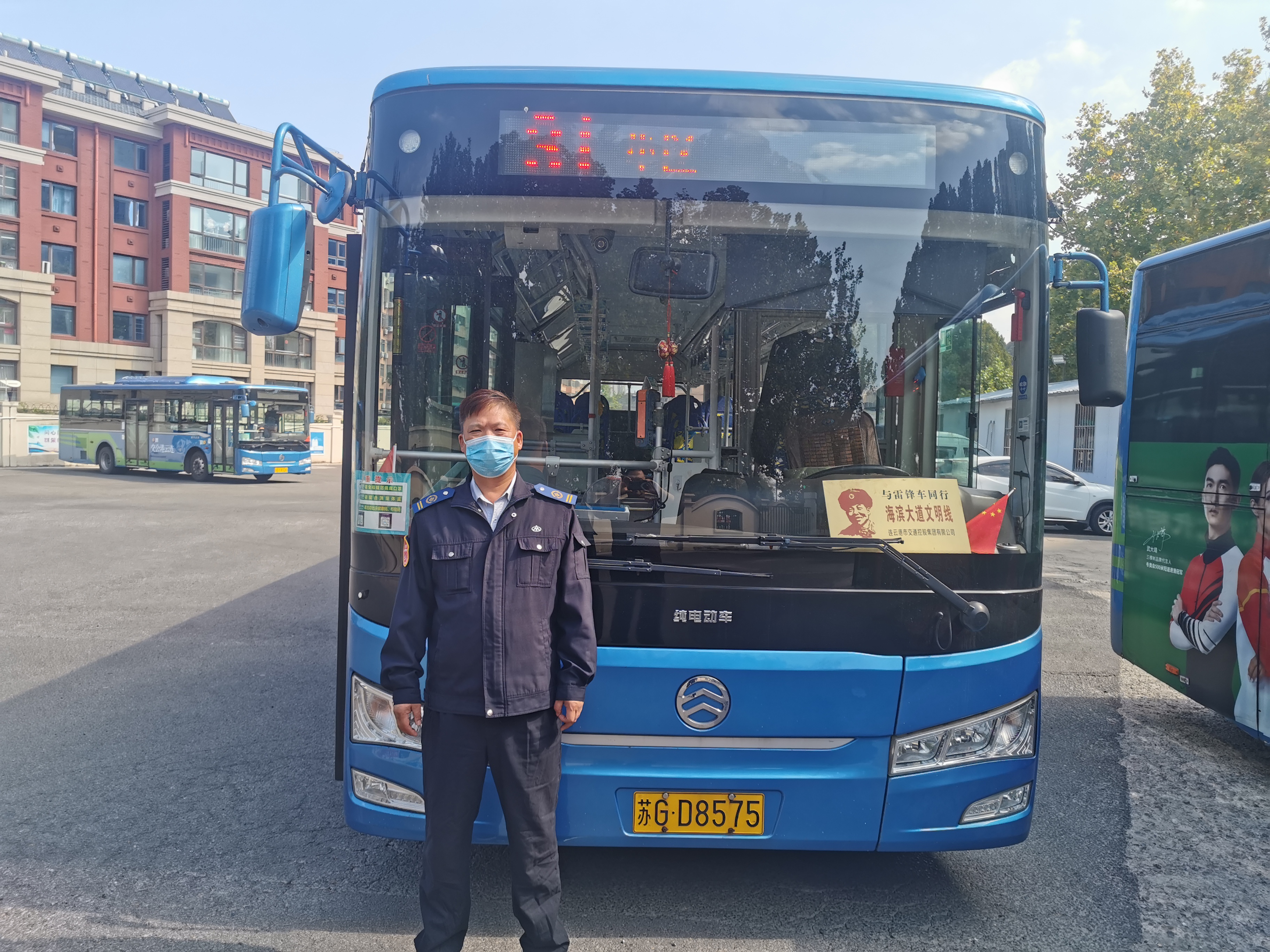 公交集團(tuán)公交事業(yè)二部31路駕駛員滕士林及時歸還乘客丟失的手機(jī)