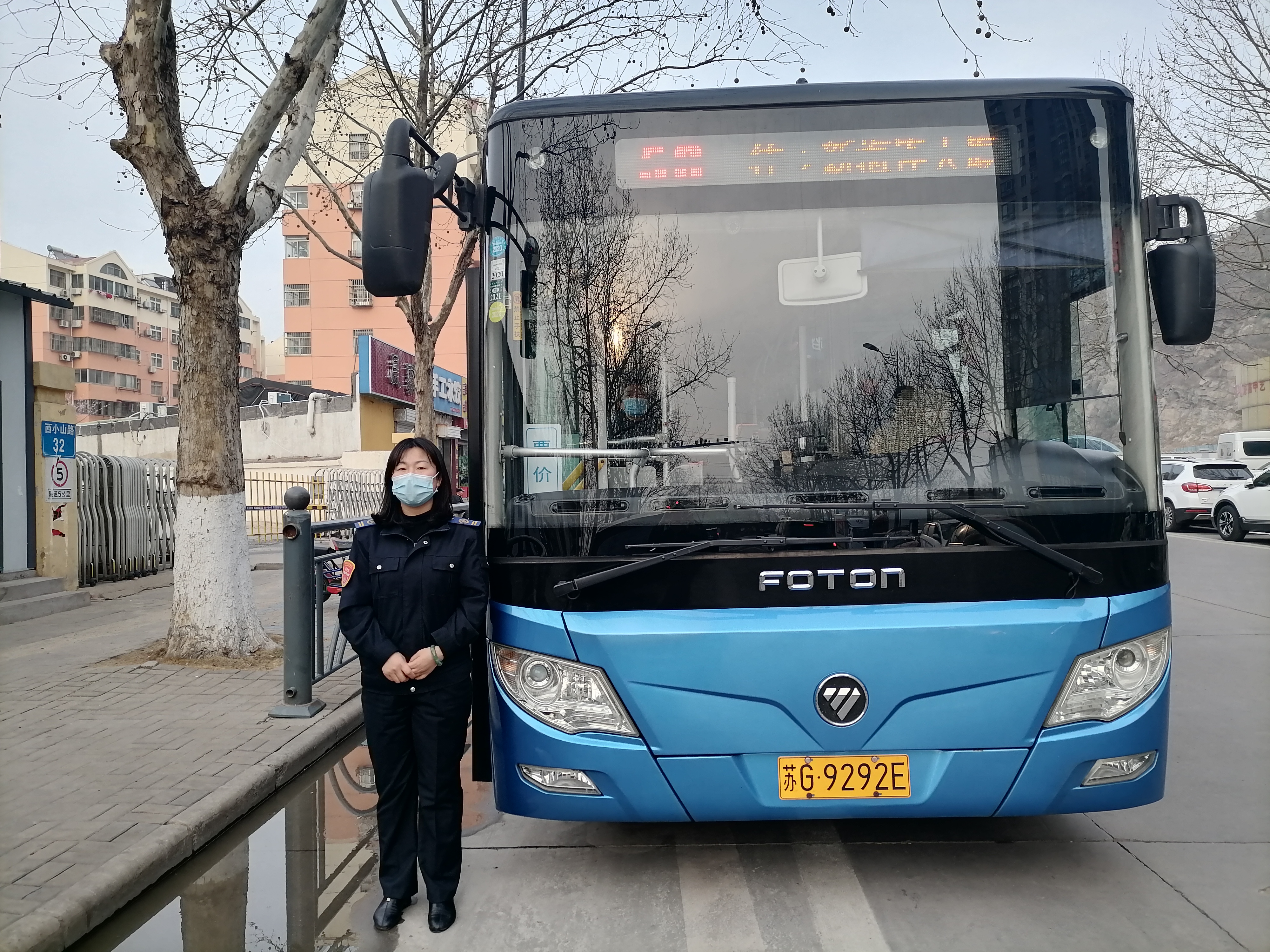 公交集團(tuán)公交事業(yè)二部58路駕駛員王嫦娥及時歸還乘客丟失的手機(jī)