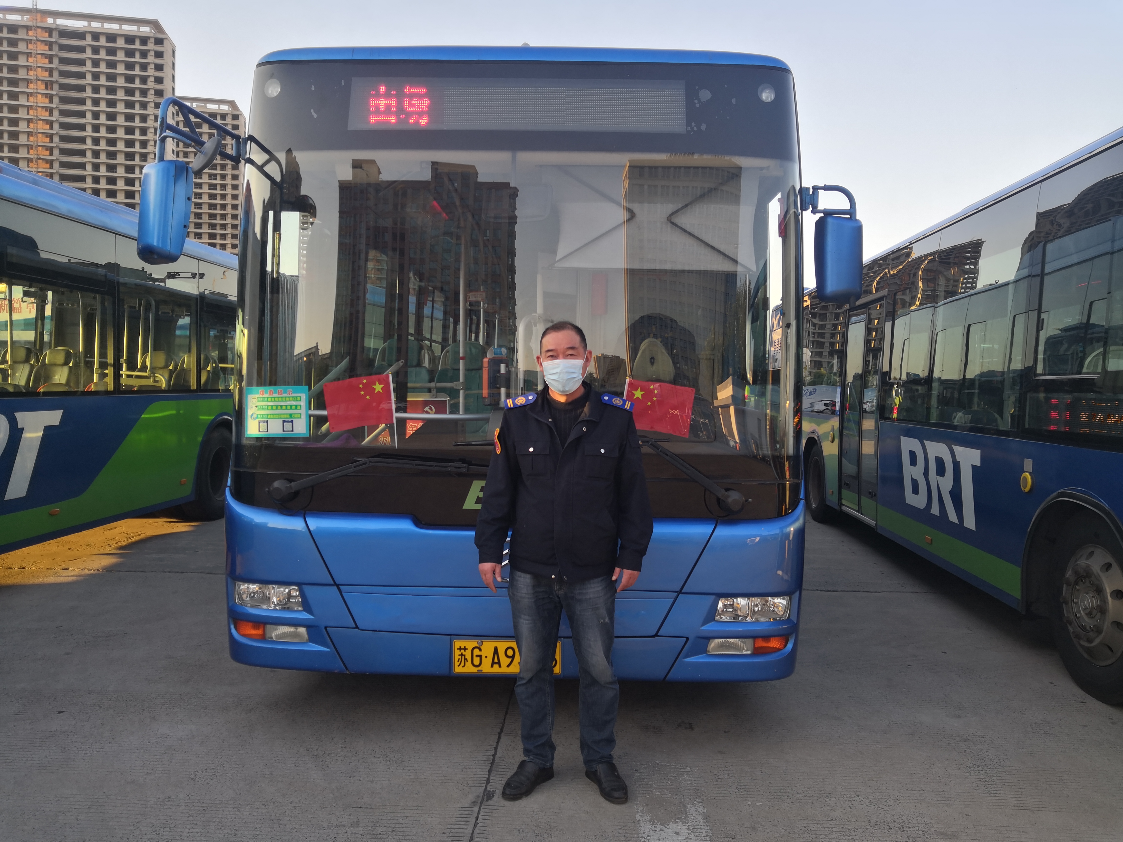 快速公交事業(yè)部B1夜線駕駛員唐喜彬 拾金不昧獲乘客表揚(yáng)