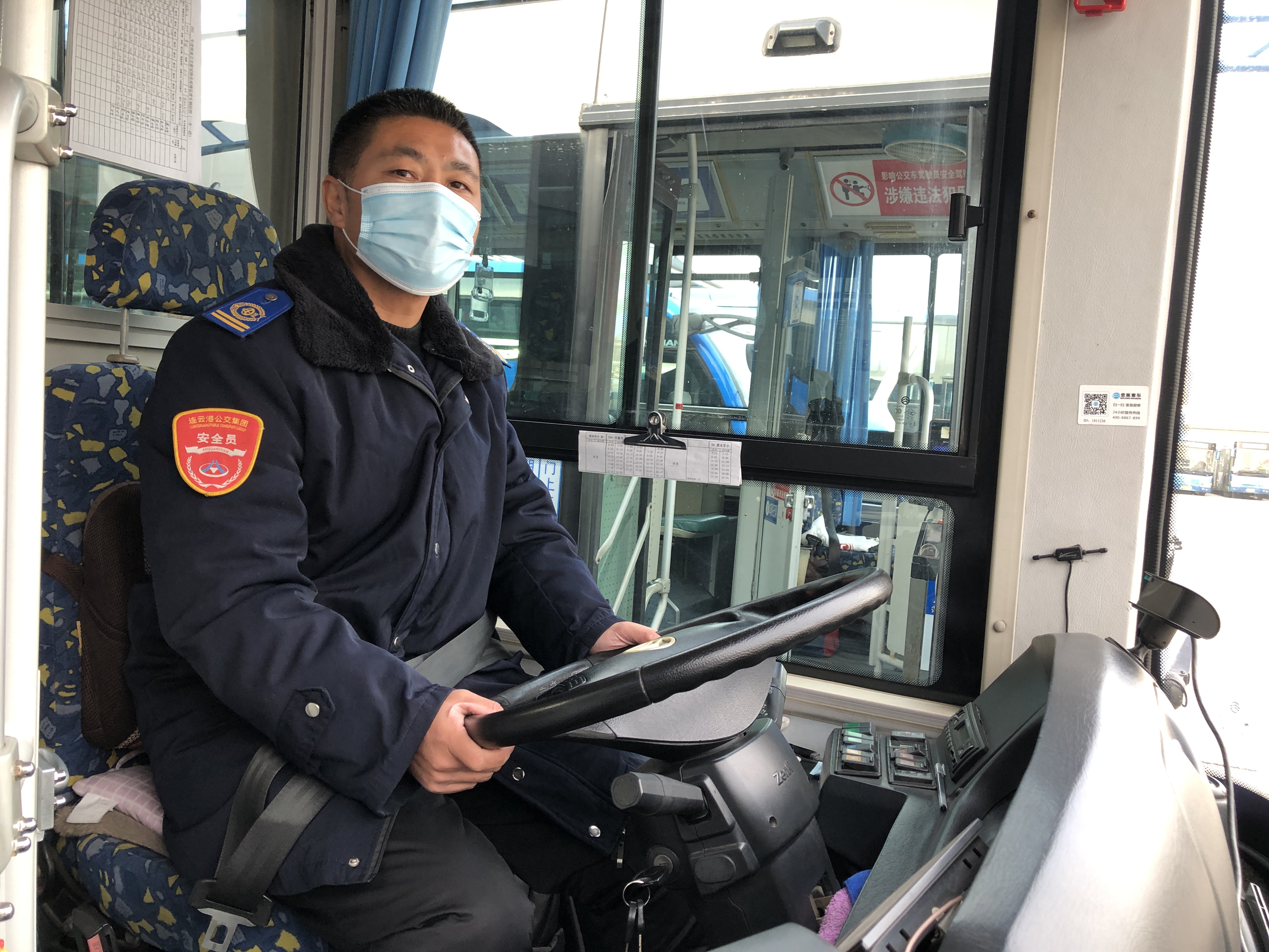 公交集團快速公交事業(yè)部B13線駕駛員龔本軍撿包歸還乘客獲感謝