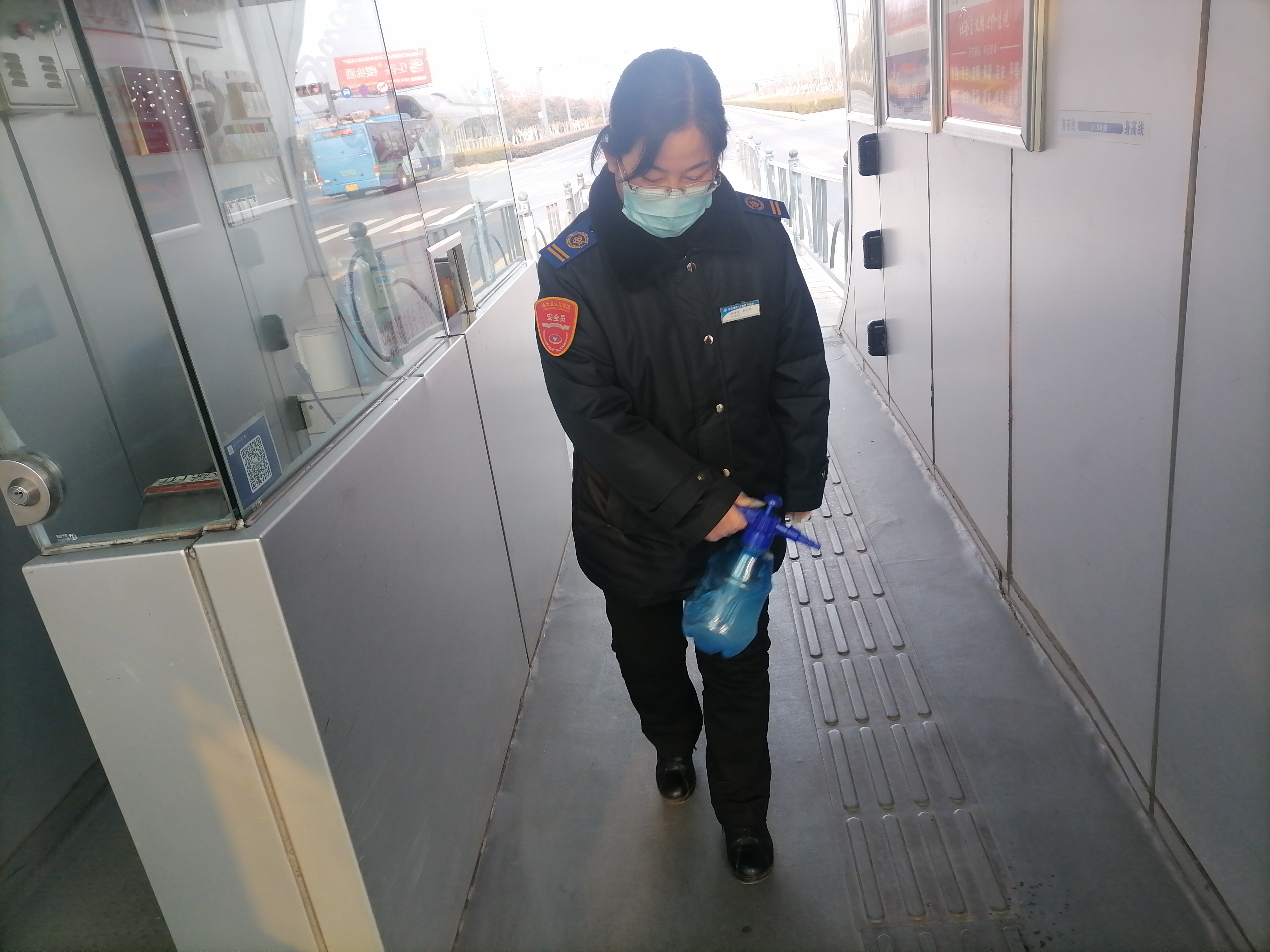 公交集團快速公交事業(yè)部站務員尹小平幫助乘客找到丟失的包獲感謝