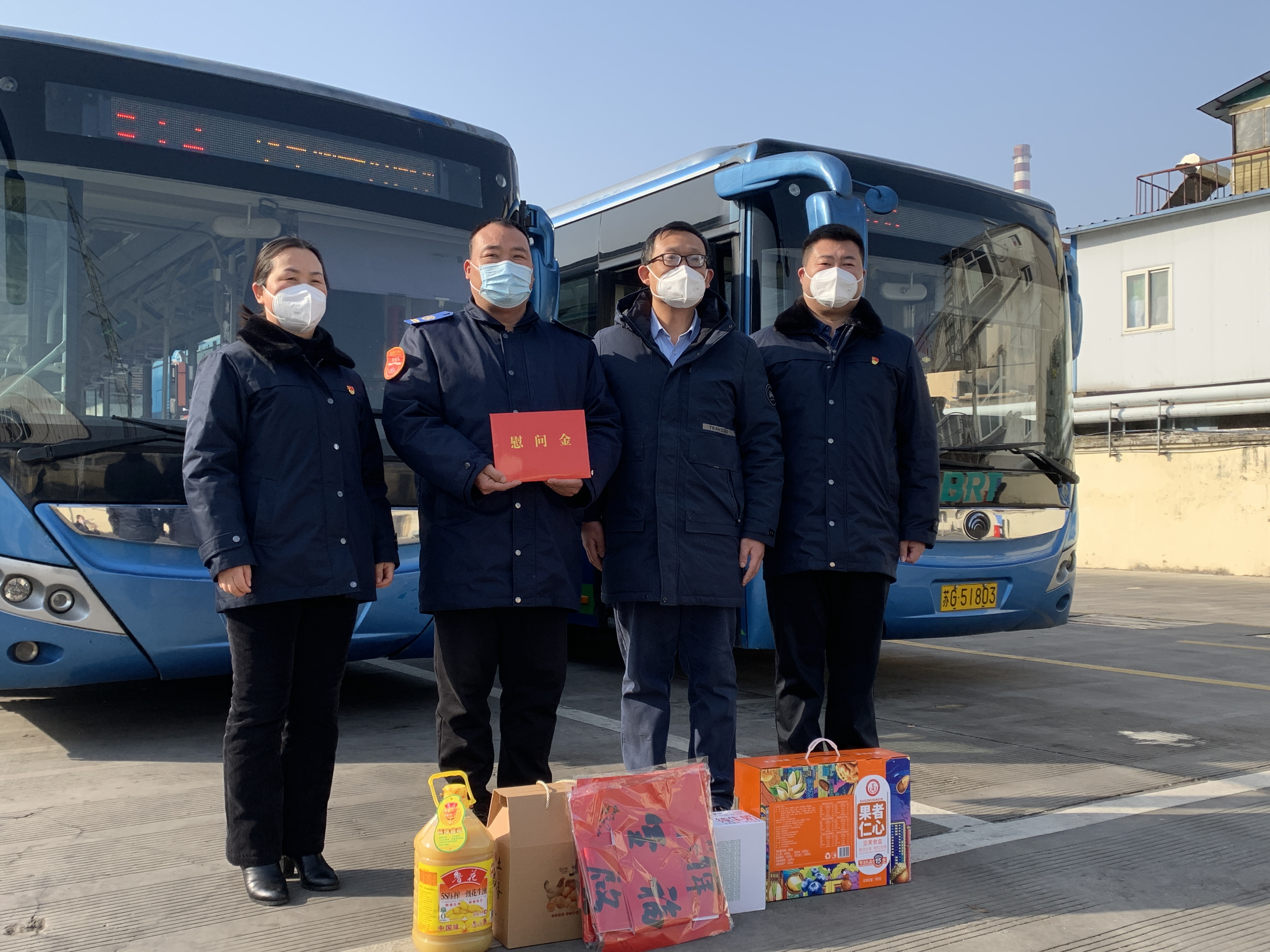 區(qū)委宣傳部副部長、文明辦主任、海州區(qū)委霍部長走訪慰問見義勇為駕駛員龐洪剛