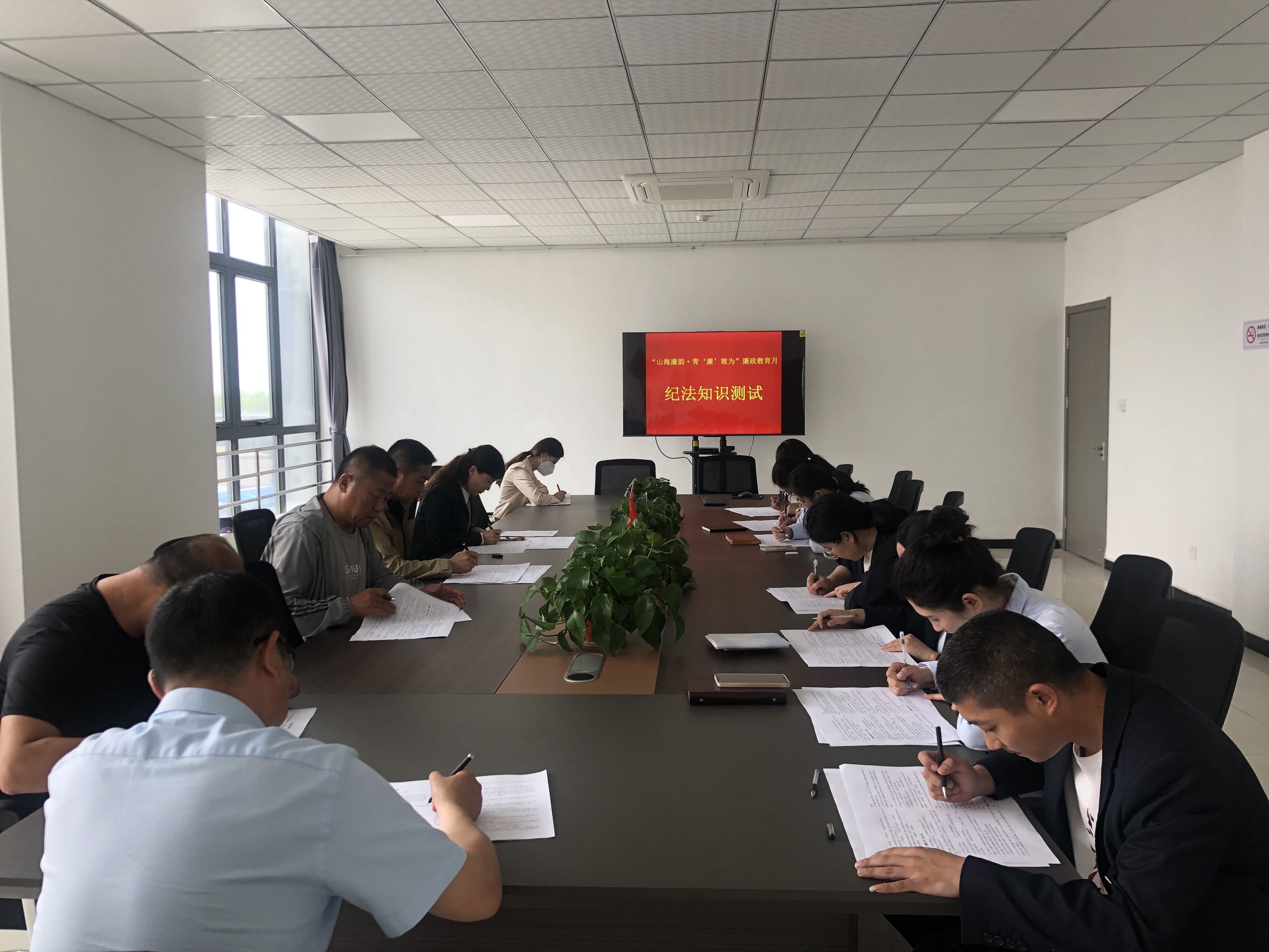 公交集團(tuán)經(jīng)營發(fā)展事業(yè)部組織黨員干部及年輕職工開展紀(jì)法知識測試