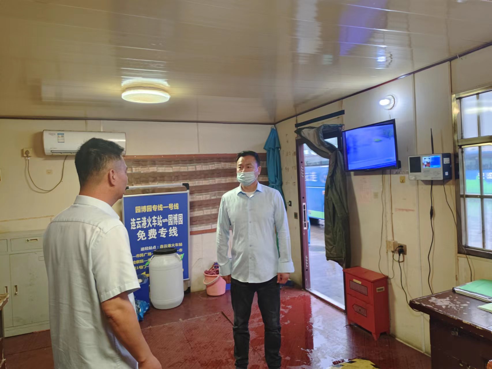 公交集團經(jīng)營發(fā)展事業(yè)部積極應對暴雨惡劣天氣