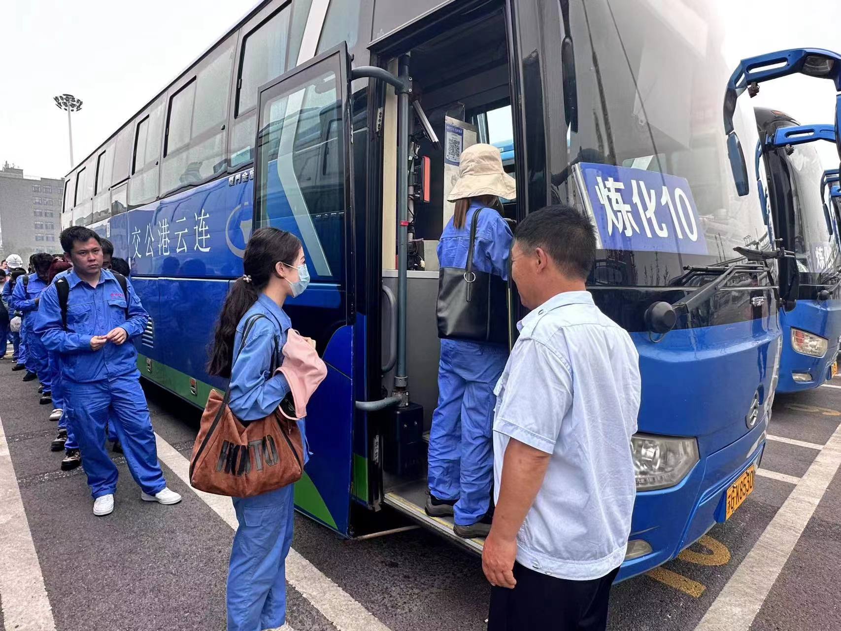 公交集團經(jīng)營發(fā)展事業(yè)部開展通勤車場站突擊檢查