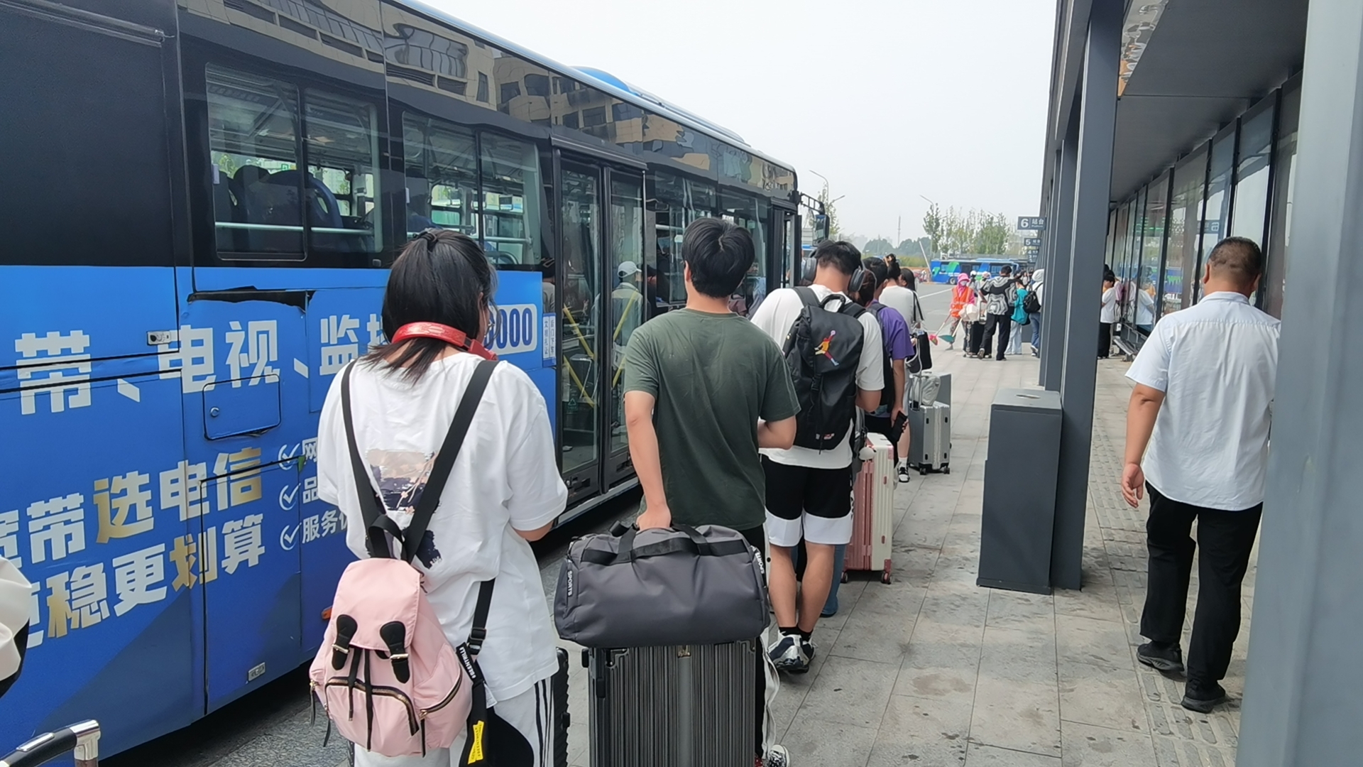 抓客流、強服務(wù)，公交集團(tuán)多舉措護(hù)航高?！伴_學(xué)季”