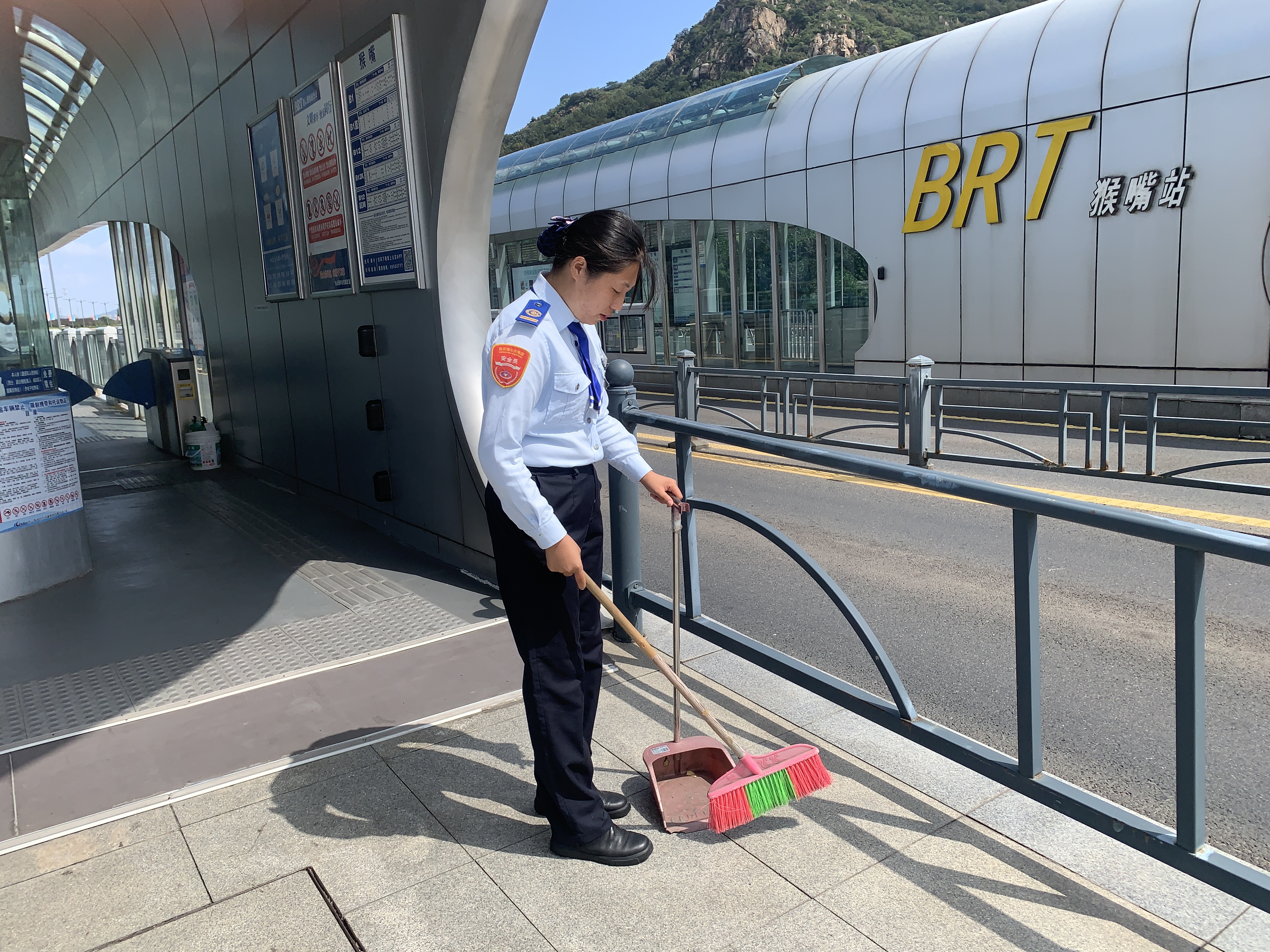 快速公交事業(yè)部站務(wù)員張慧 幫助乘客找到丟失的行李箱獲感謝