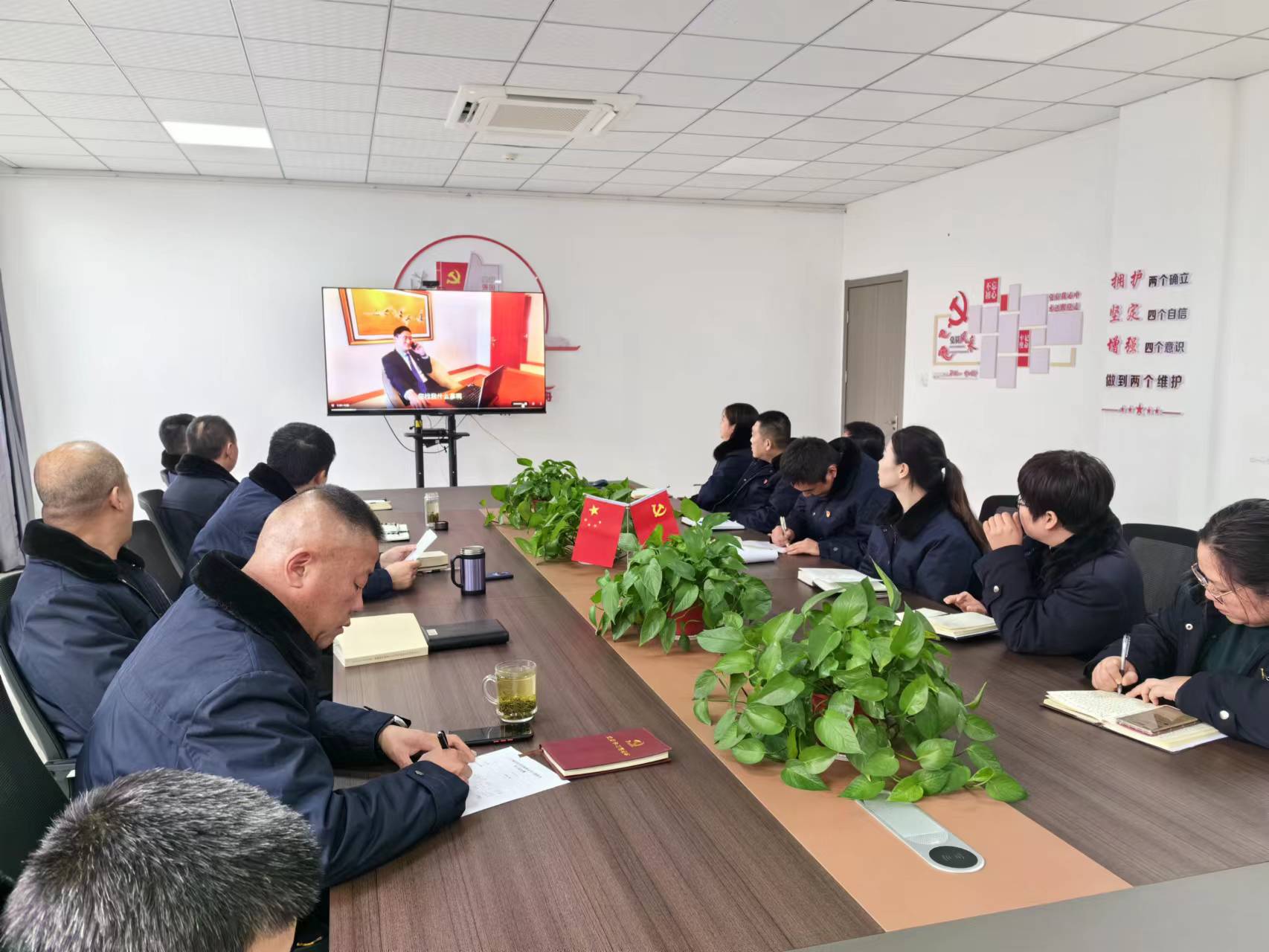 公交集團(tuán)經(jīng)營(yíng)發(fā)展事業(yè)部組織觀看專(zhuān)題警示教育片