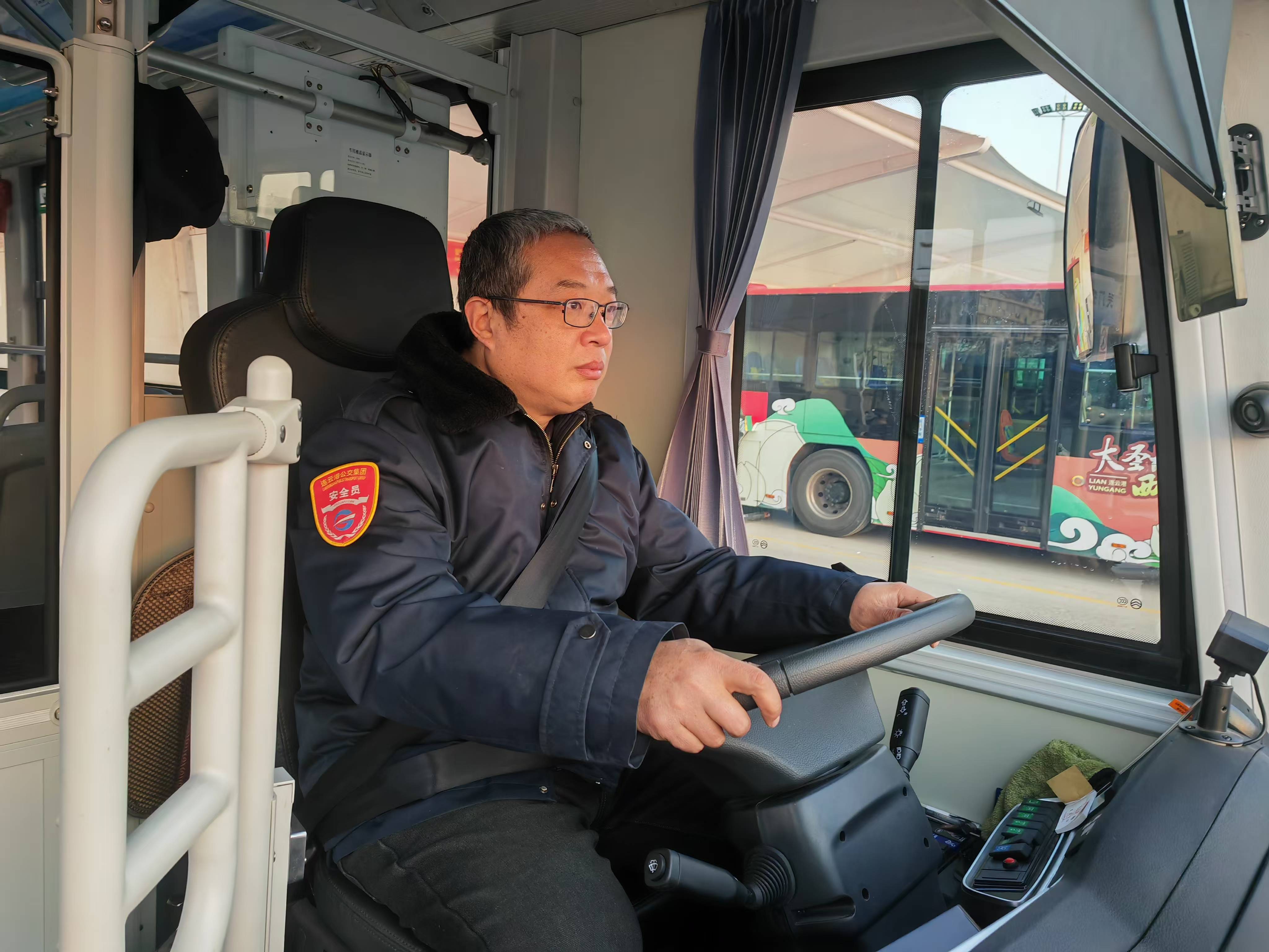 【公交正能量】19路駕駛員紀(jì)曙林拾金不昧被12345熱線表揚(yáng)