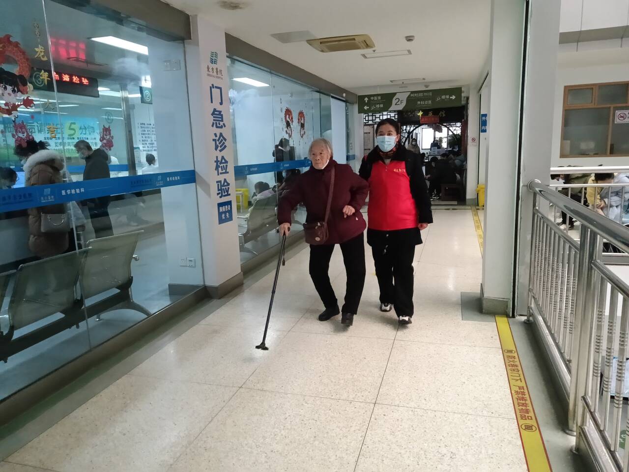 助老暖人心，錦旗表感謝--公交集團B3線志愿服務獲肯定