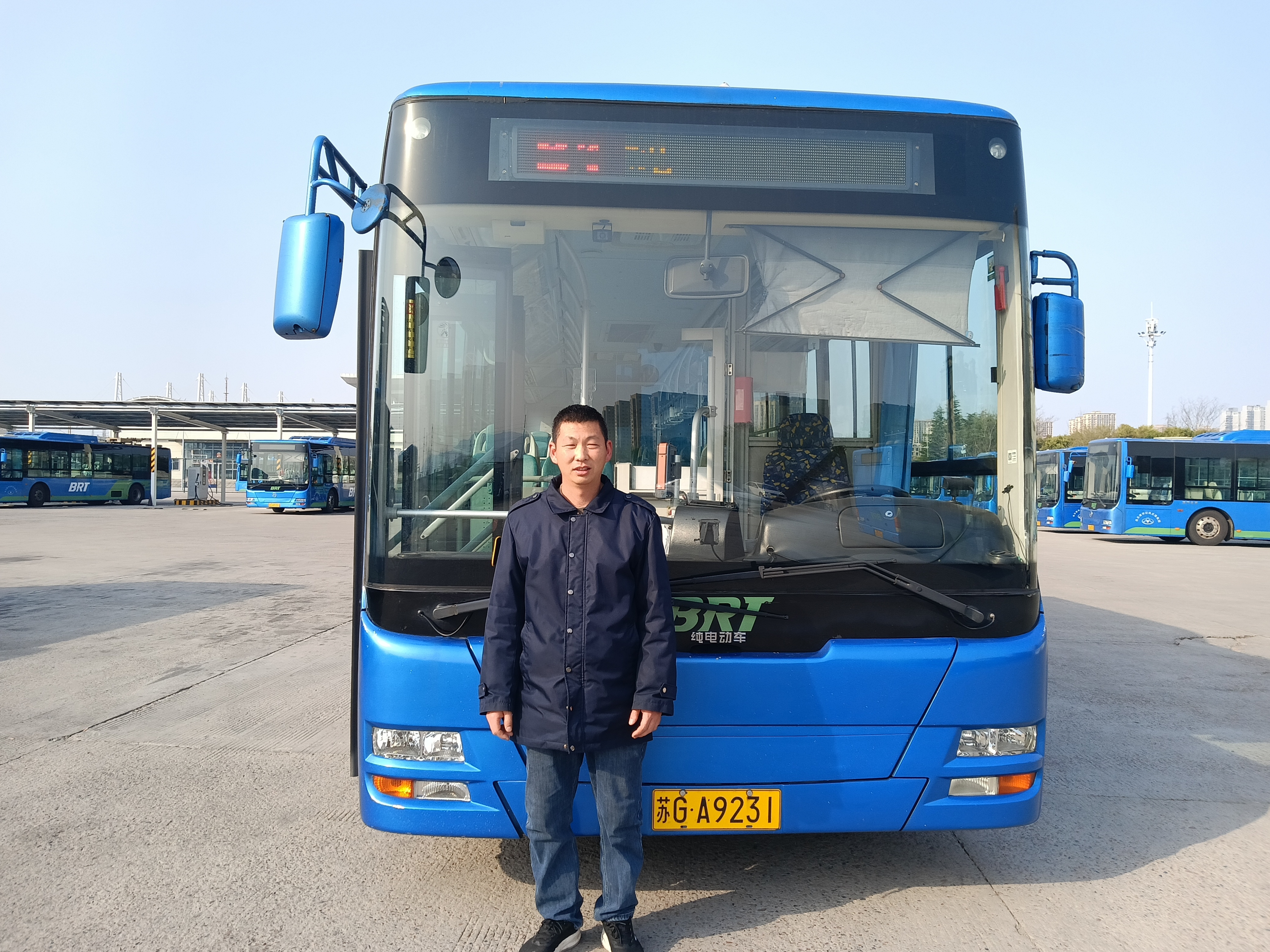 責(zé)任在肩，公交司機(jī)師傅助乘客尋回遺失財(cái)物