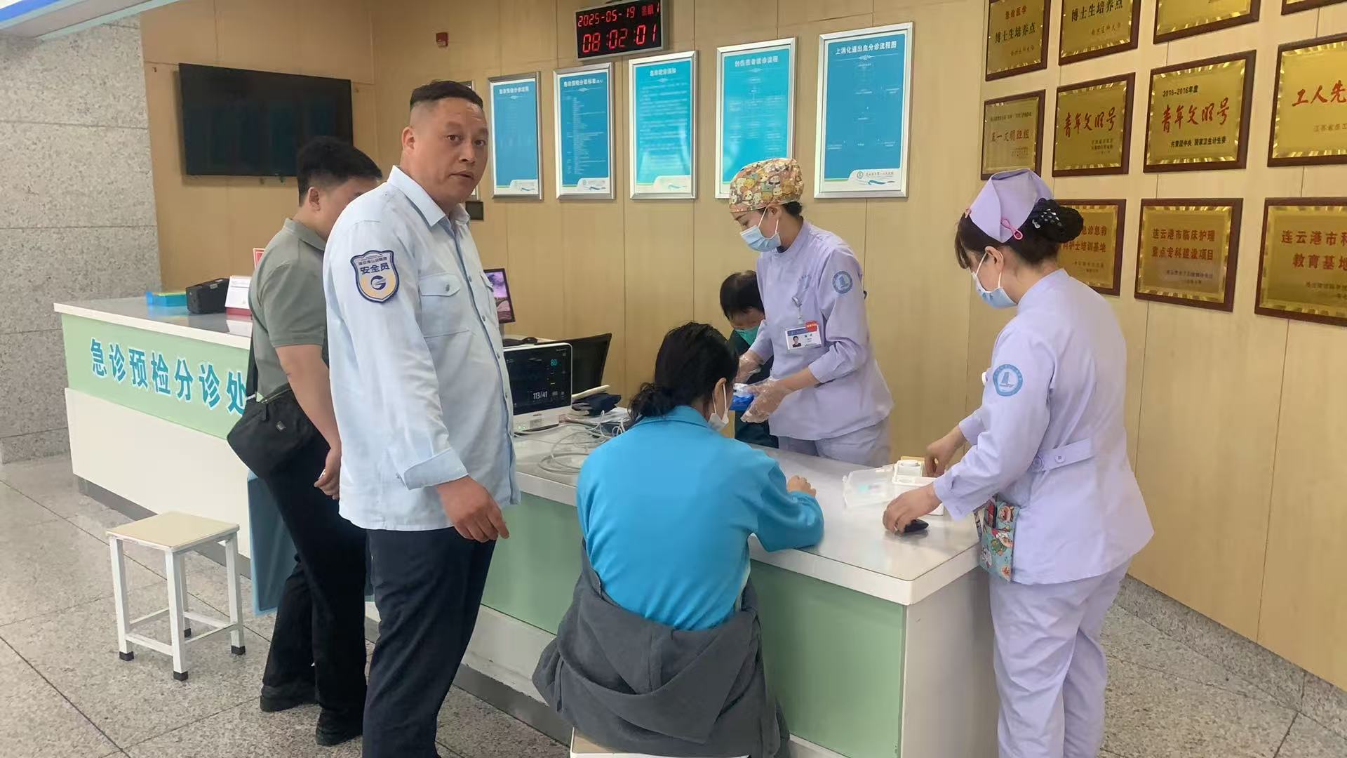 學生突發(fā)暈厥，公交集團快速公交公司B12線 駕駛員王海平緊急救助