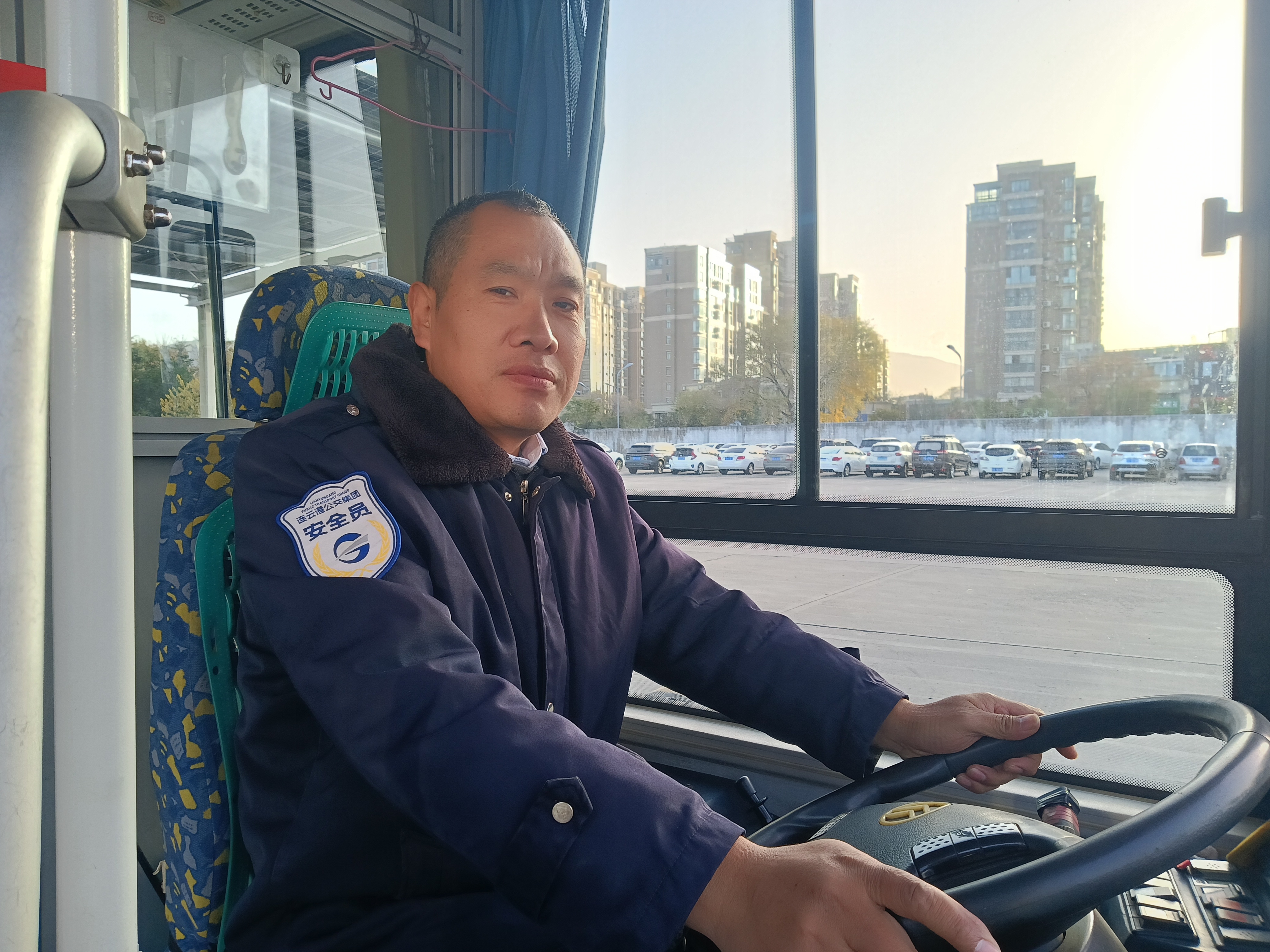 公交集團(tuán)快速公交公司B13線駕駛員陳彩 拾金不昧，老人失物復(fù)得連連致謝