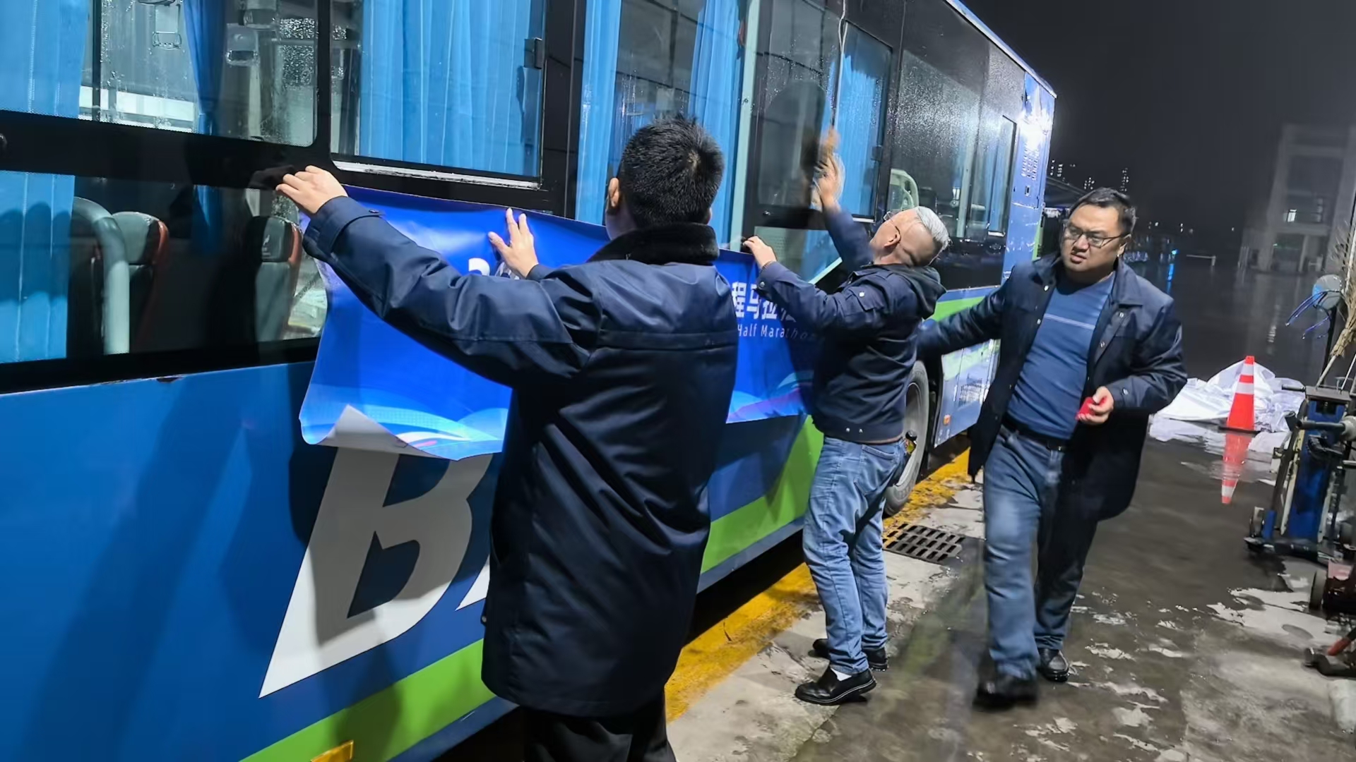 夜幕下的堅守--佳連公交為連島半程馬拉松保駕護(hù)航！