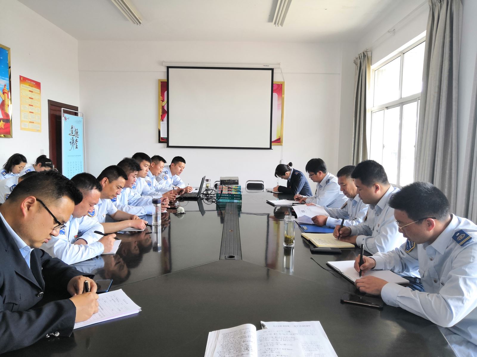 公交集團(tuán)公交事業(yè)二部召開黨員積分記實(shí)管理工作專題會(huì)議