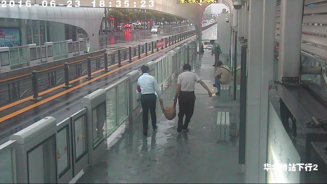 公交快速公司站臺防汛 填堵沙袋保設(shè)備安全