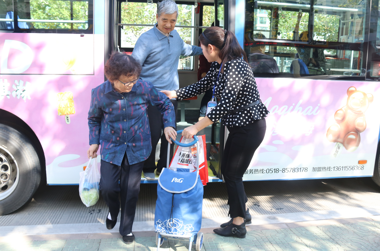 公交集團(tuán)基層單位開展重陽節(jié)敬老愛老志愿服務(wù)活動
