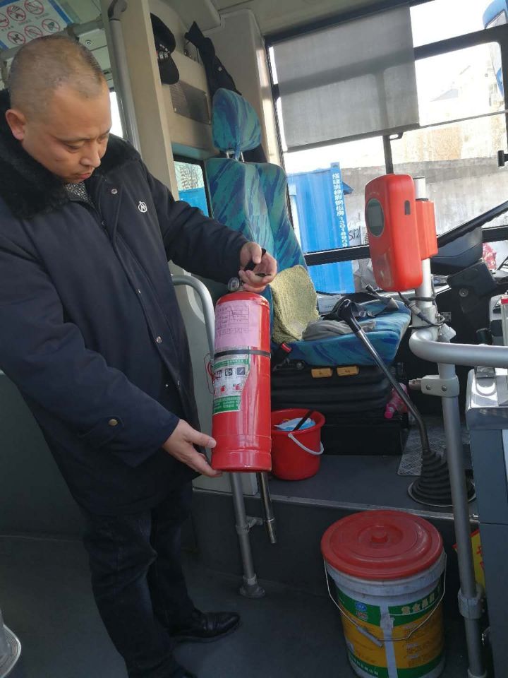 公交集團(tuán)海州公司開(kāi)展天燃?xì)釲NG車(chē)輛排查工作