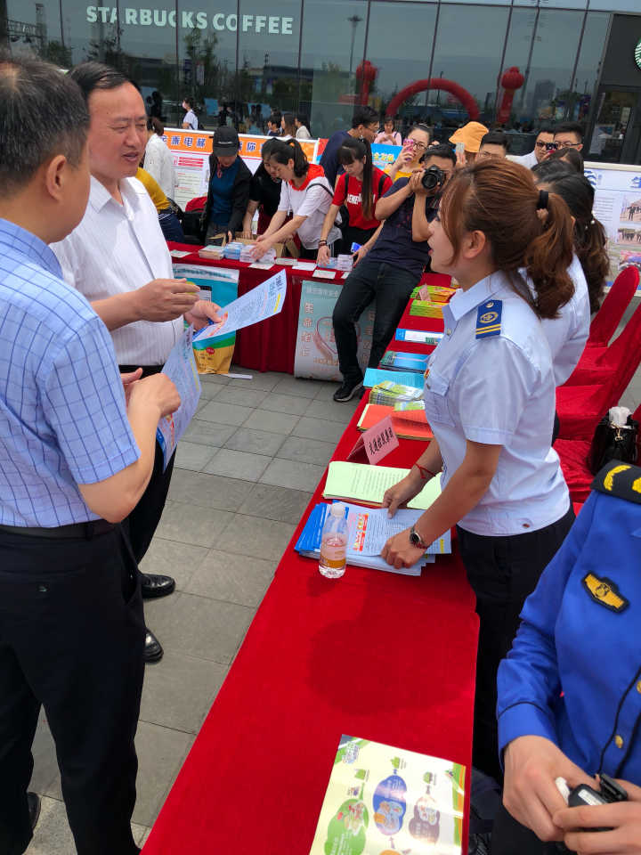 公交集團開展“6.16”安全生產(chǎn)咨詢?nèi)栈顒?/></a></em>
        <div>
        <span><a href=