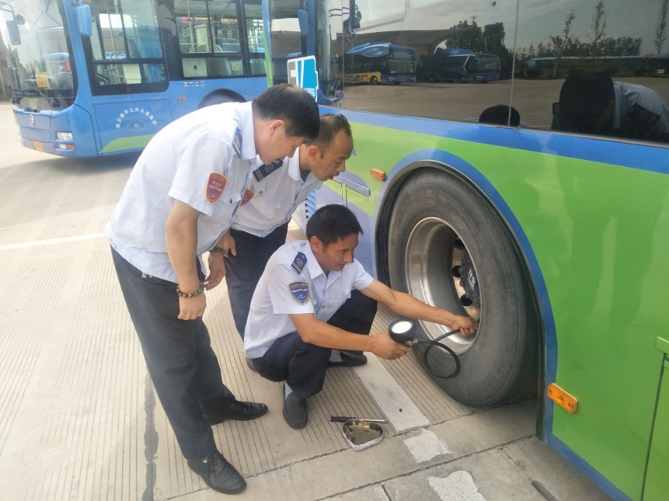 公交集團(tuán)快速公司開展車輛輪胎專項(xiàng)檢查工作