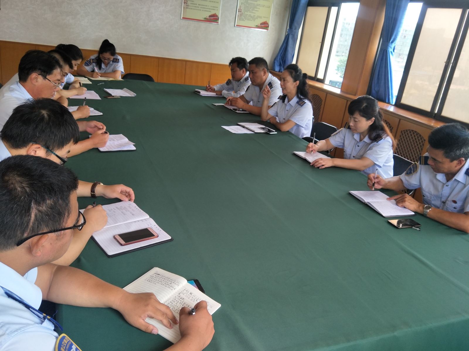 公交集團(tuán)佳連公司召開新能電動(dòng)車安全隱患排查工作會(huì)議