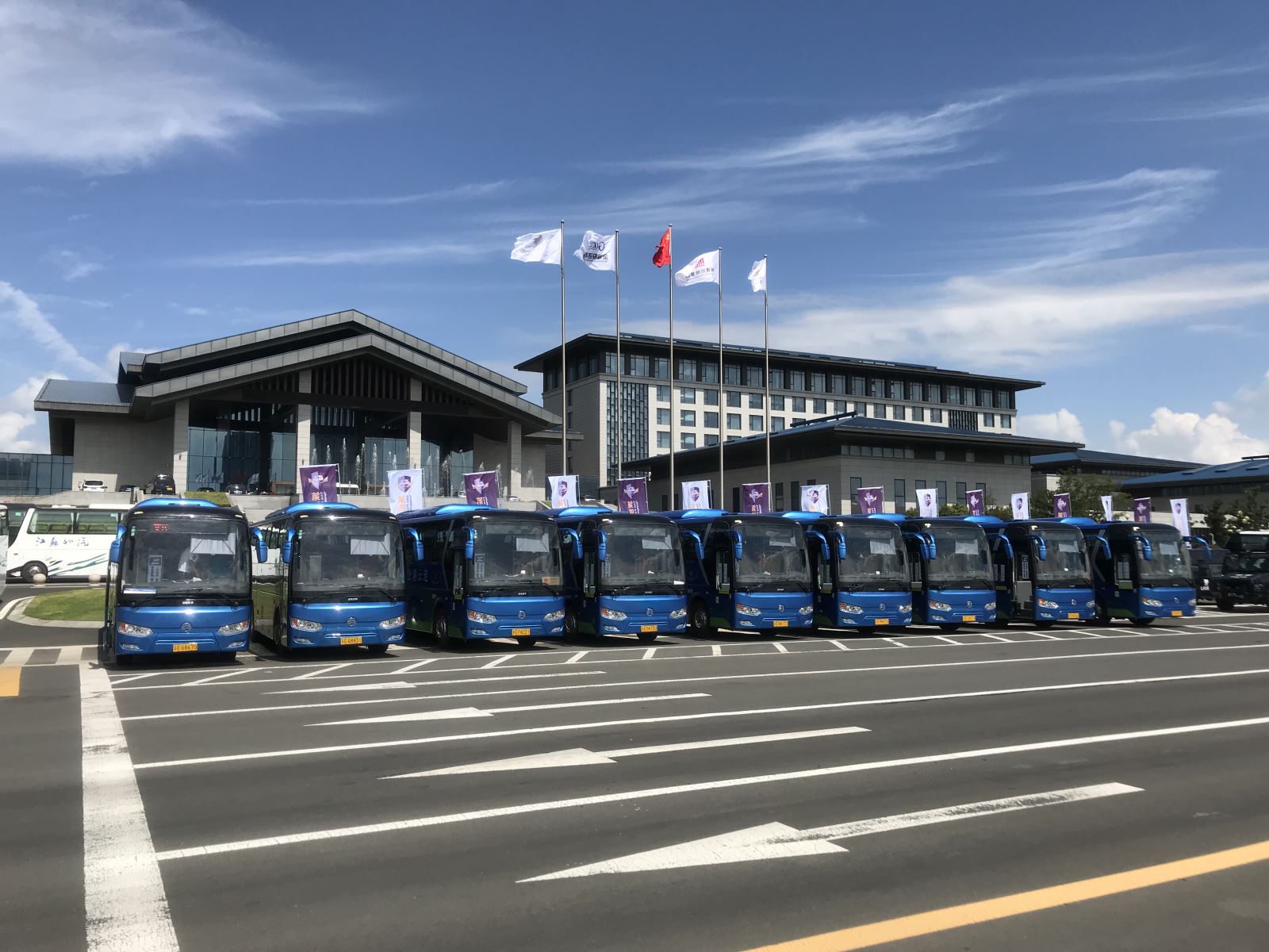 公交集團(tuán)東部公司積極做好農(nóng)洽會(huì)運(yùn)輸保障工作