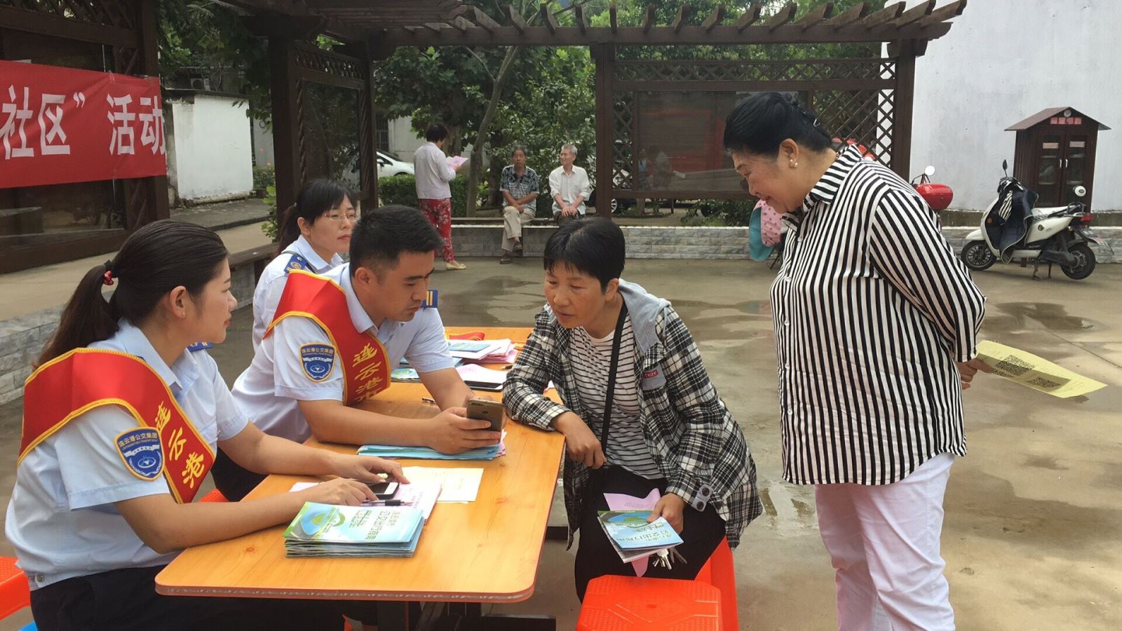 “公交出行宣傳周”公交集團海通公交公司走進星化社區(qū)礦山院家屬區(qū)