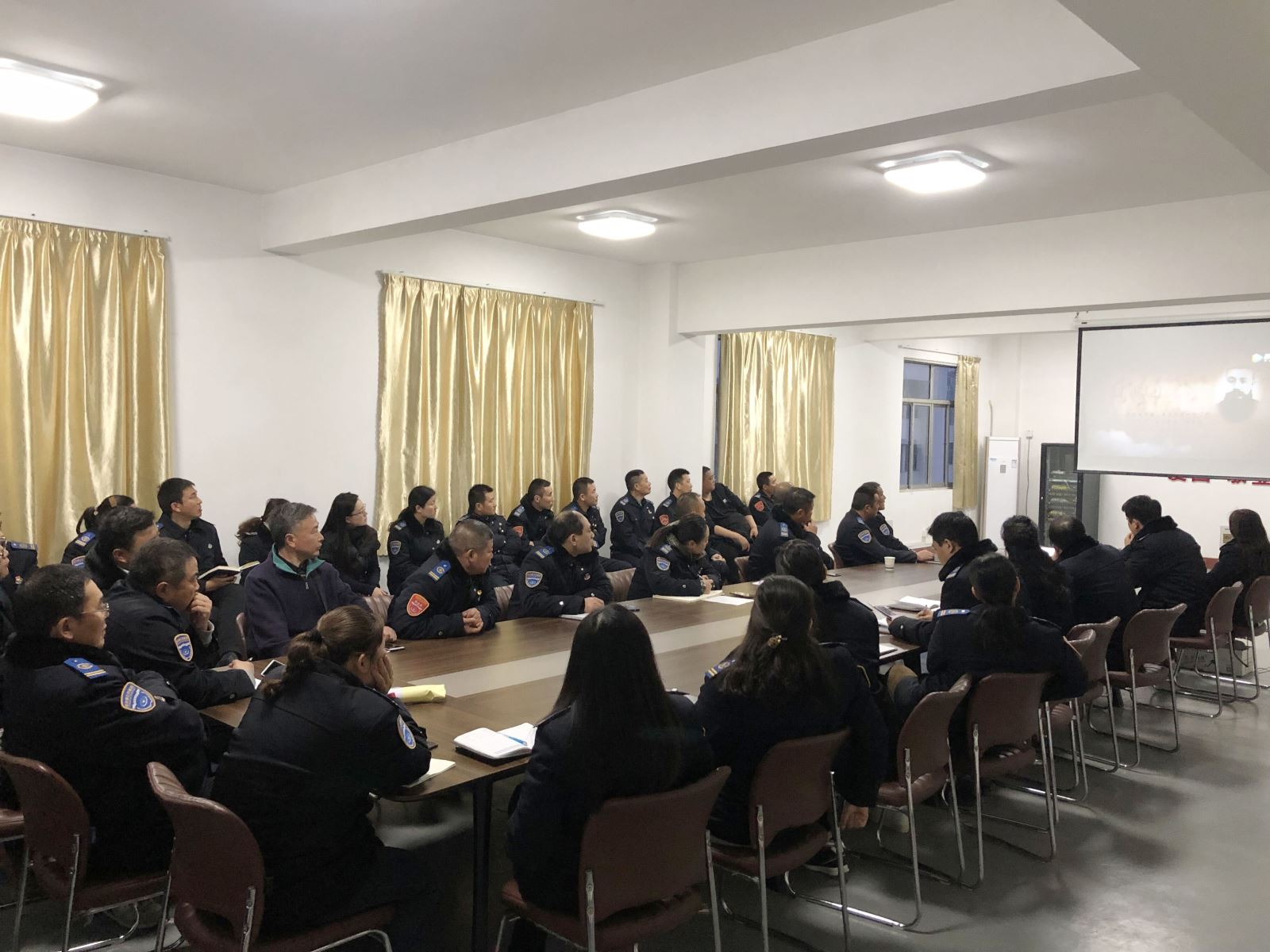 “緬懷先烈憶初心、傳承精神勇?lián)?dāng)”——公交集團(tuán)各支部開展形式多樣的主題黨日活動