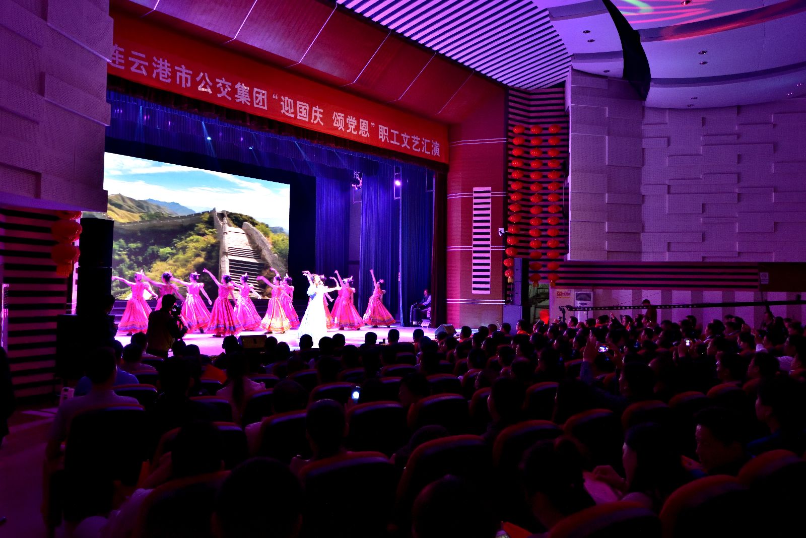 公交集團(tuán)“迎國慶、頌黨恩”職工文藝匯演取得圓滿成功