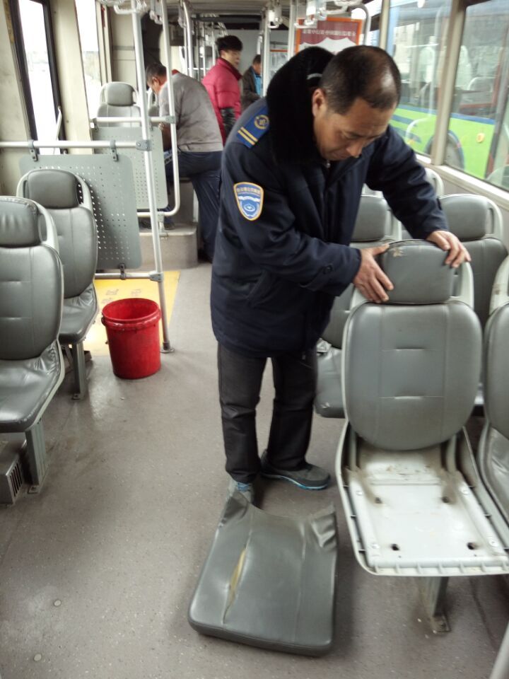 公交快速公司開展車廂設(shè)備檢查工作