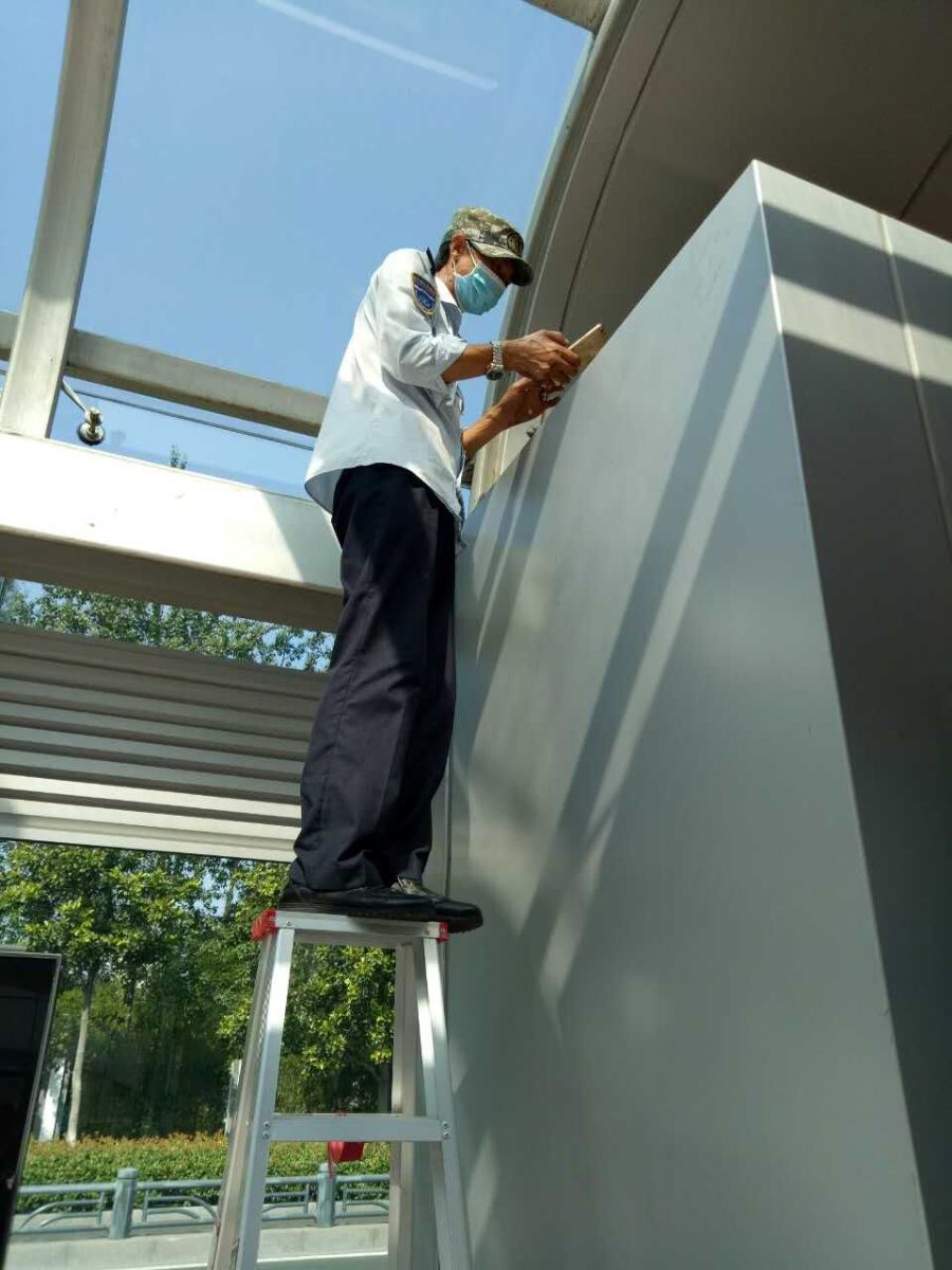 公交快速公司總務(wù)科不畏高溫酷暑 全力奮戰(zhàn)站臺(tái)創(chuàng)文一線