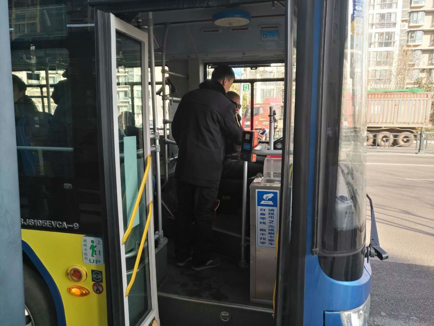 公交集團(tuán)公交事業(yè)一部做好春運(yùn)期間上路上線現(xiàn)場(chǎng)管理、安全交代工作