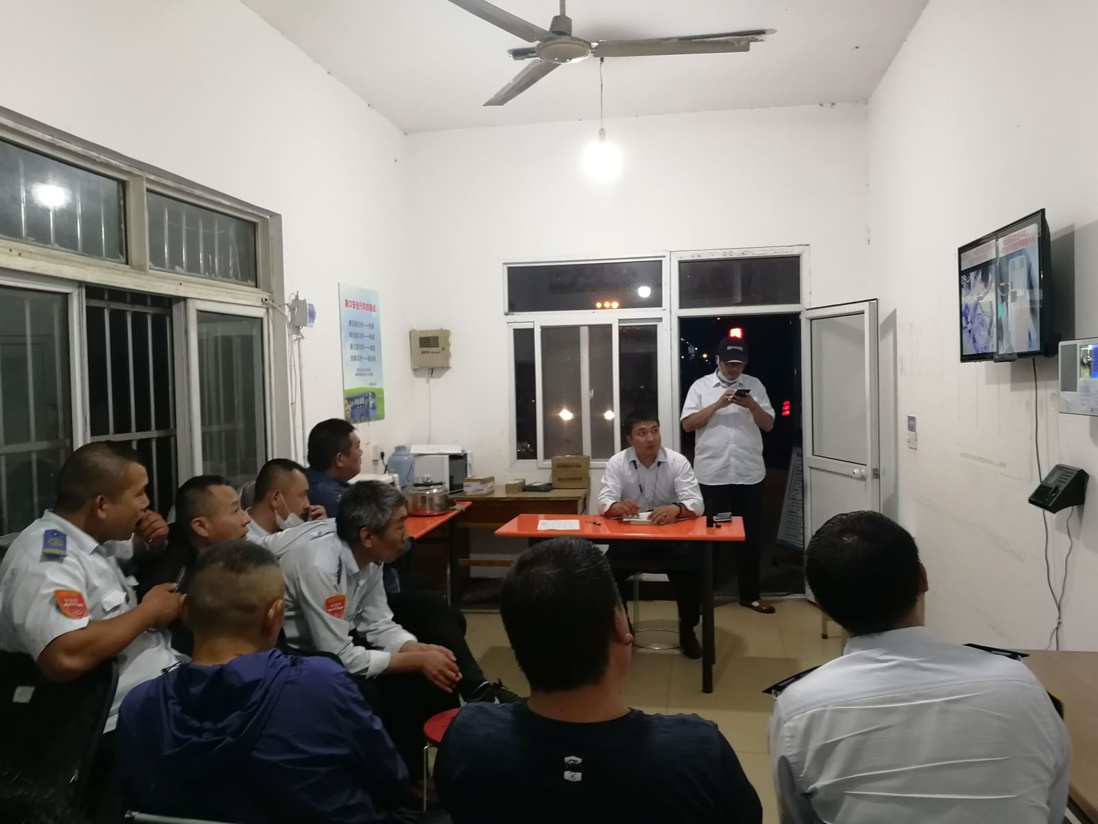 公交集團(tuán)公交事業(yè)一部召開關(guān)于貴州安順公交車墜入水庫事件駕駛員警示會(huì)議