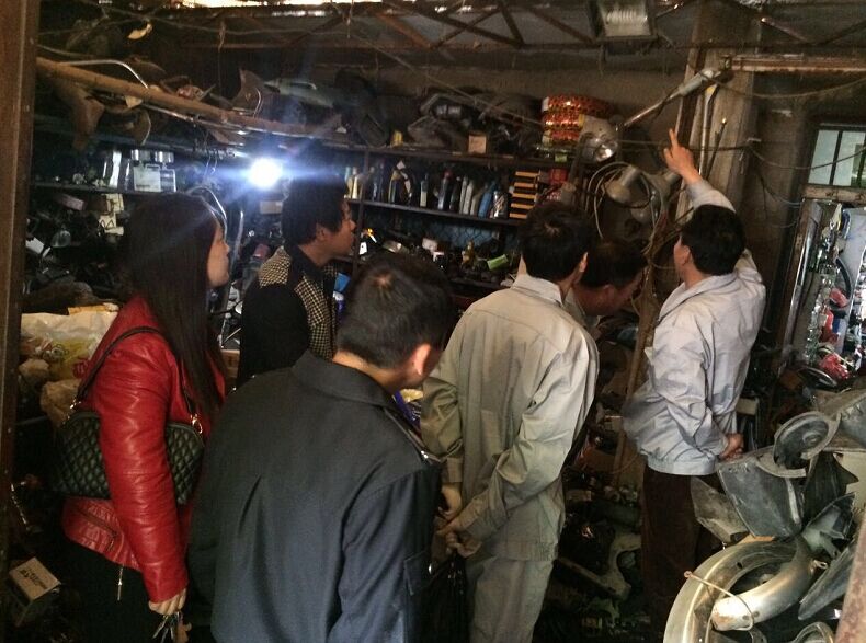 公交維修公司黨員干部協(xié)助社區(qū)開展街道“安檢、違章”治理活動