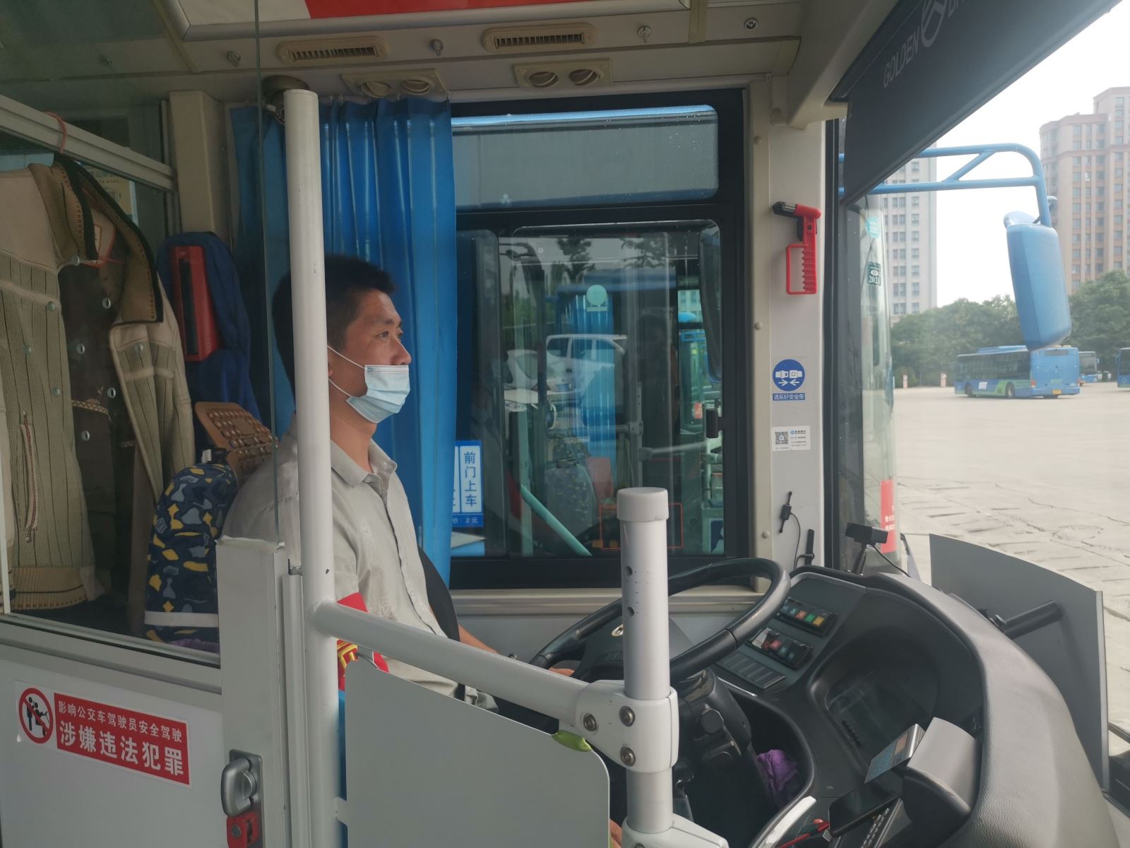 公交車上乘客突發(fā)癲癇 15路駕駛員與乘客聯(lián)手相助使其轉危為安