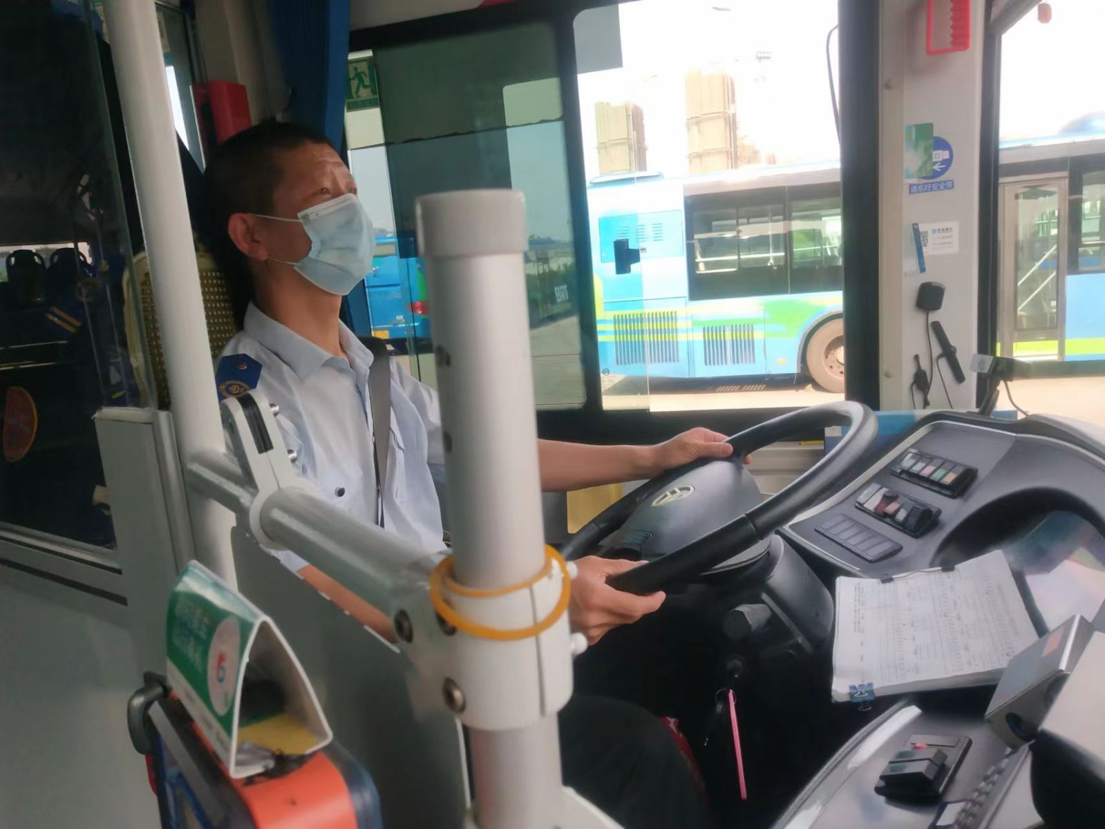 公交集團(tuán)公交事業(yè)一部15路駕駛員王中勝歸還乘客失物獲表?yè)P(yáng)