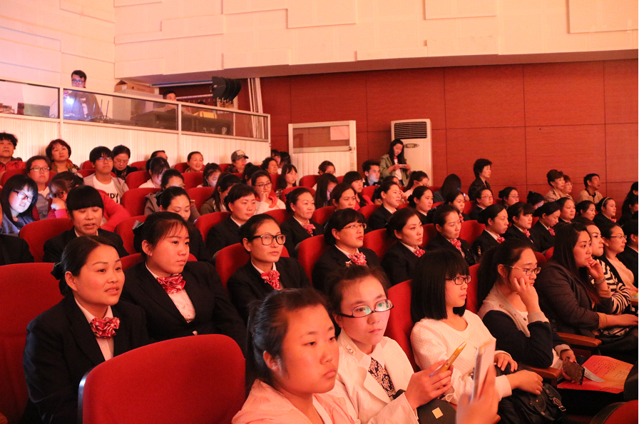 公交BRT站務(wù)員參加2016“文明風(fēng)尚大家唱、核心價(jià)值觀‘六進(jìn)’”系列文化活動(dòng)啟動(dòng)儀式