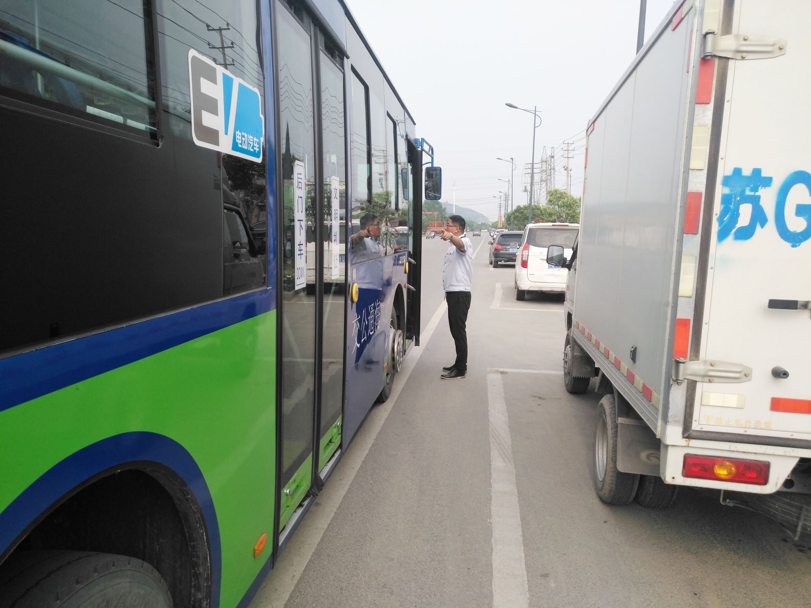 公交集團(tuán)公交事業(yè)一部推廣“路口行車(chē)安全操作法”