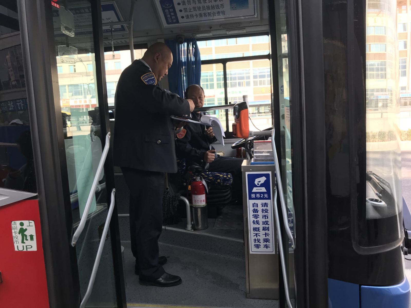 公交集團海通公交開展“駕駛員服務(wù)規(guī)范”綜合大檢查