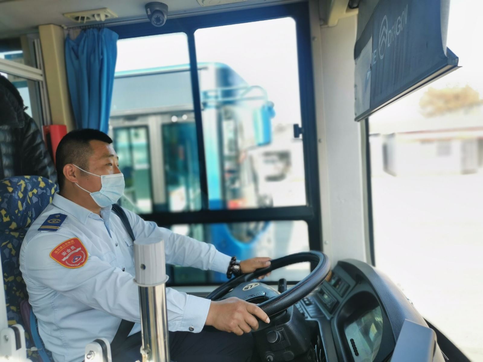 公交集團公交事業(yè)一部25路駕駛員朱兵拾金不昧獲贊揚