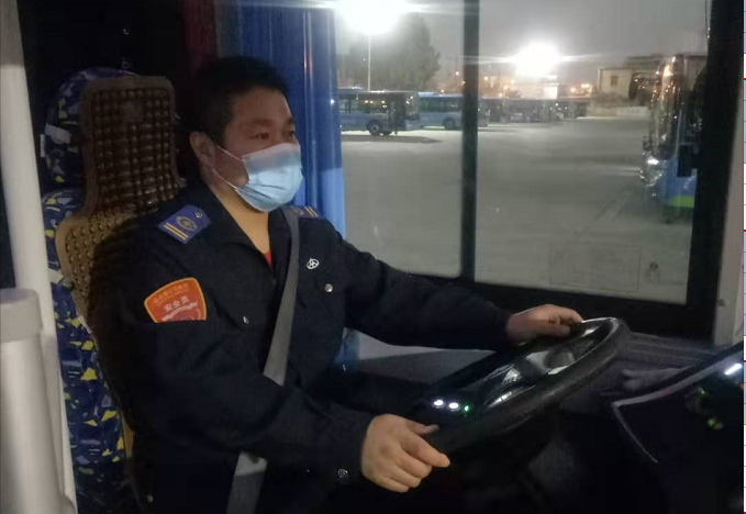 公交集團公交事業(yè)一部22路駕駛員靳軍拾金不昧受表揚