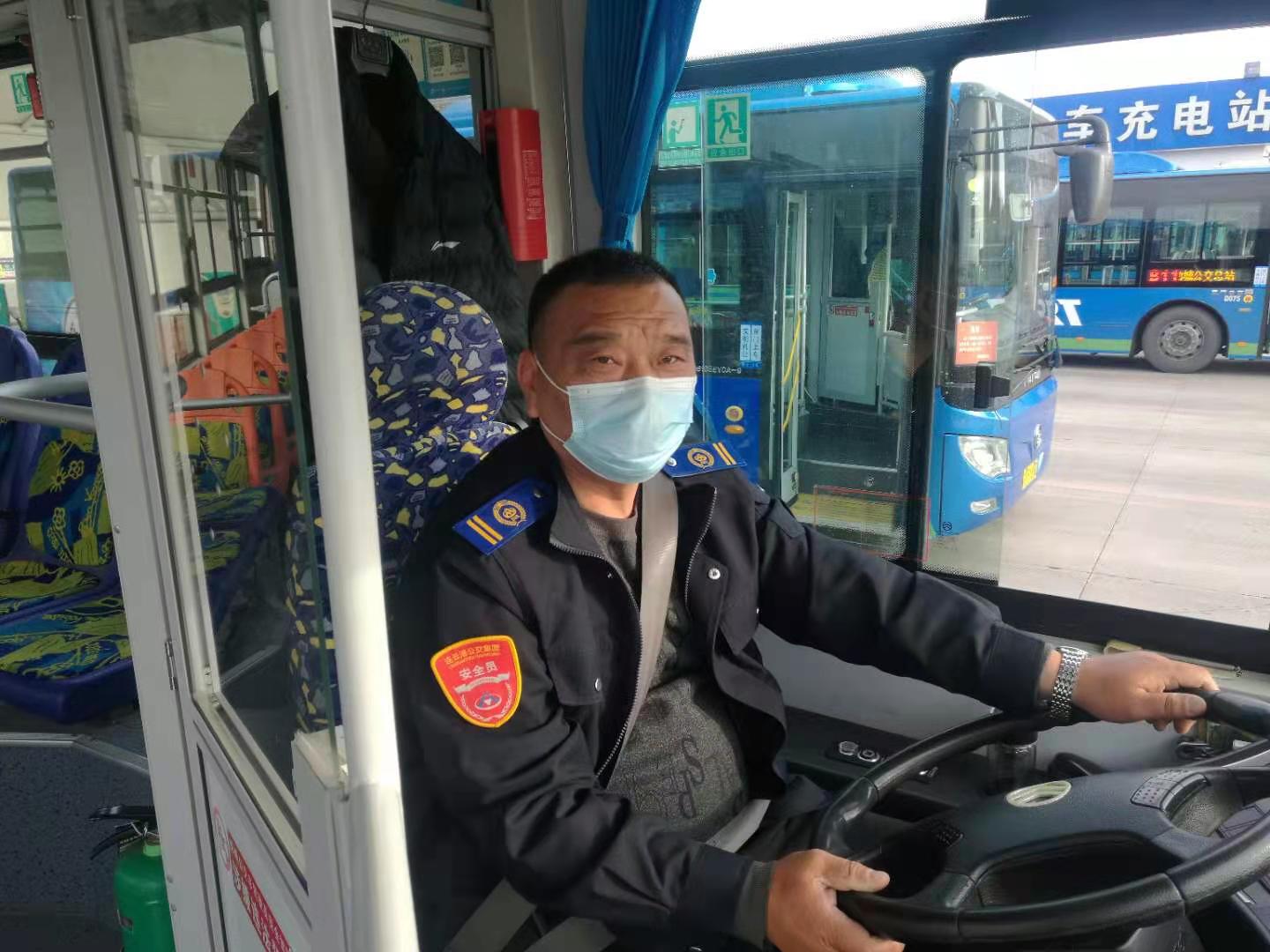 公交集團(tuán)公交事業(yè)一部22路駕駛員徐建忠拾金不昧受贊揚(yáng)