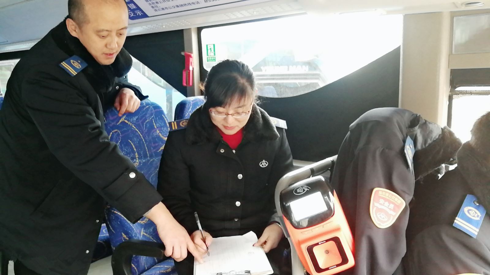 公交集團(tuán)公交事業(yè)一部開(kāi)展游1路客流調(diào)研活動(dòng)