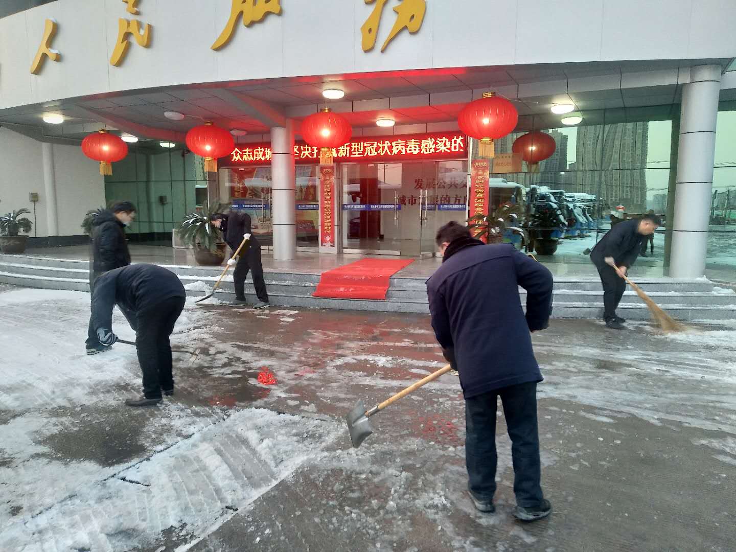 風(fēng)雪中堅(jiān)守在抗“疫”一線