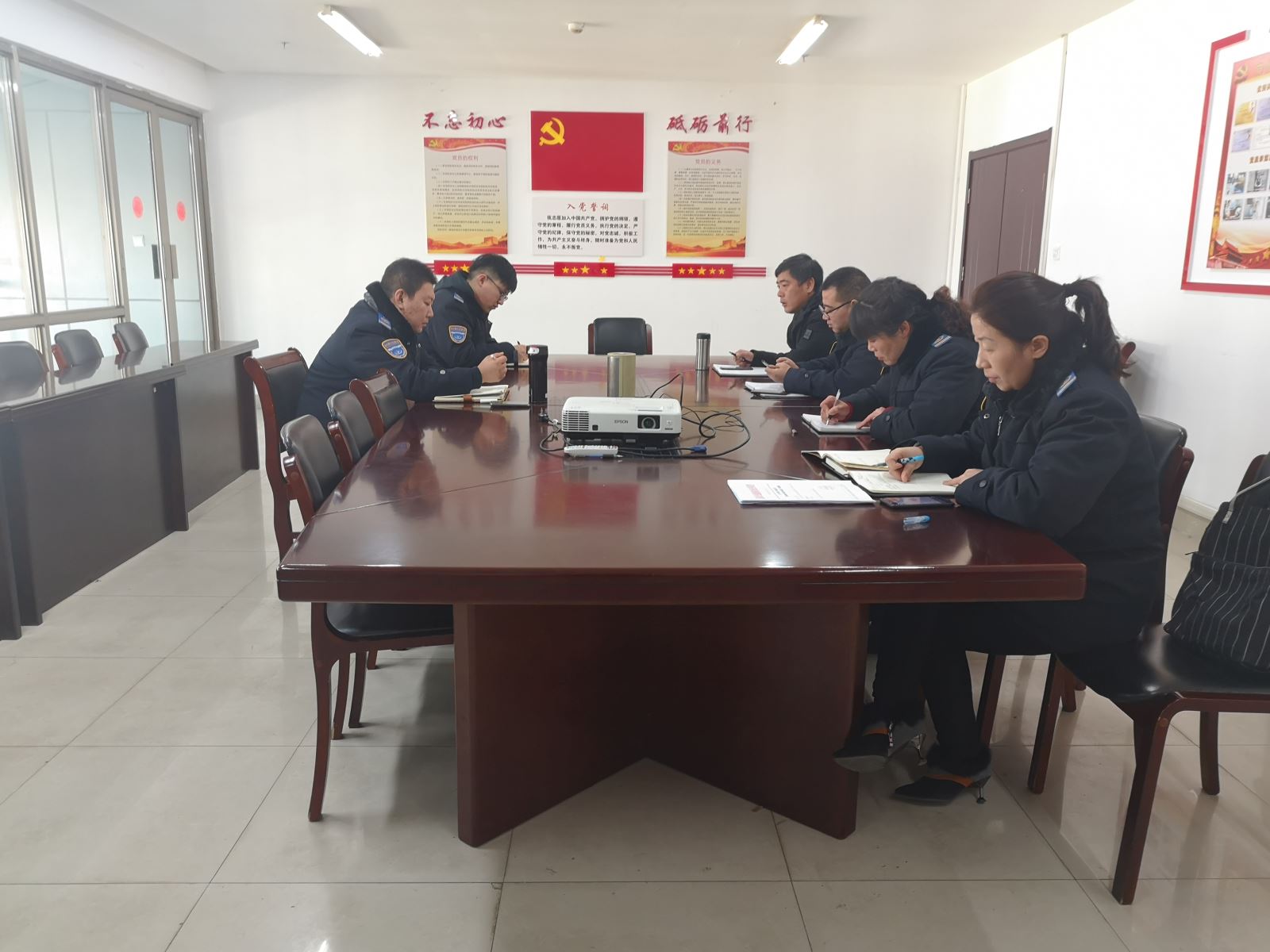 公交集團(tuán)快速公交事業(yè)部召開開通B12區(qū)間線專項(xiàng)會(huì)議