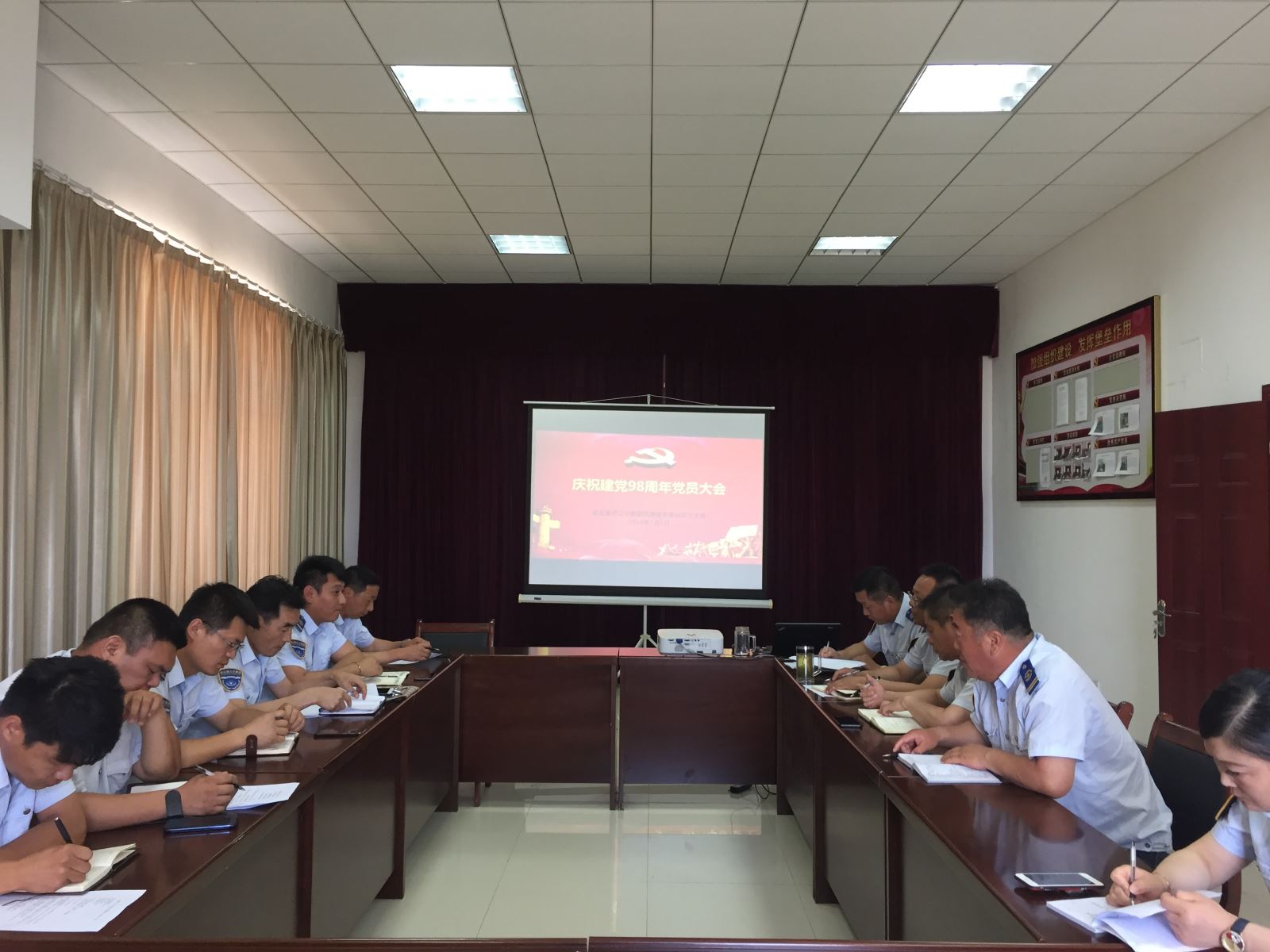 公交集團(tuán)機(jī)務(wù)技術(shù)事業(yè)部召開慶祝建黨98周年黨員大會(huì)