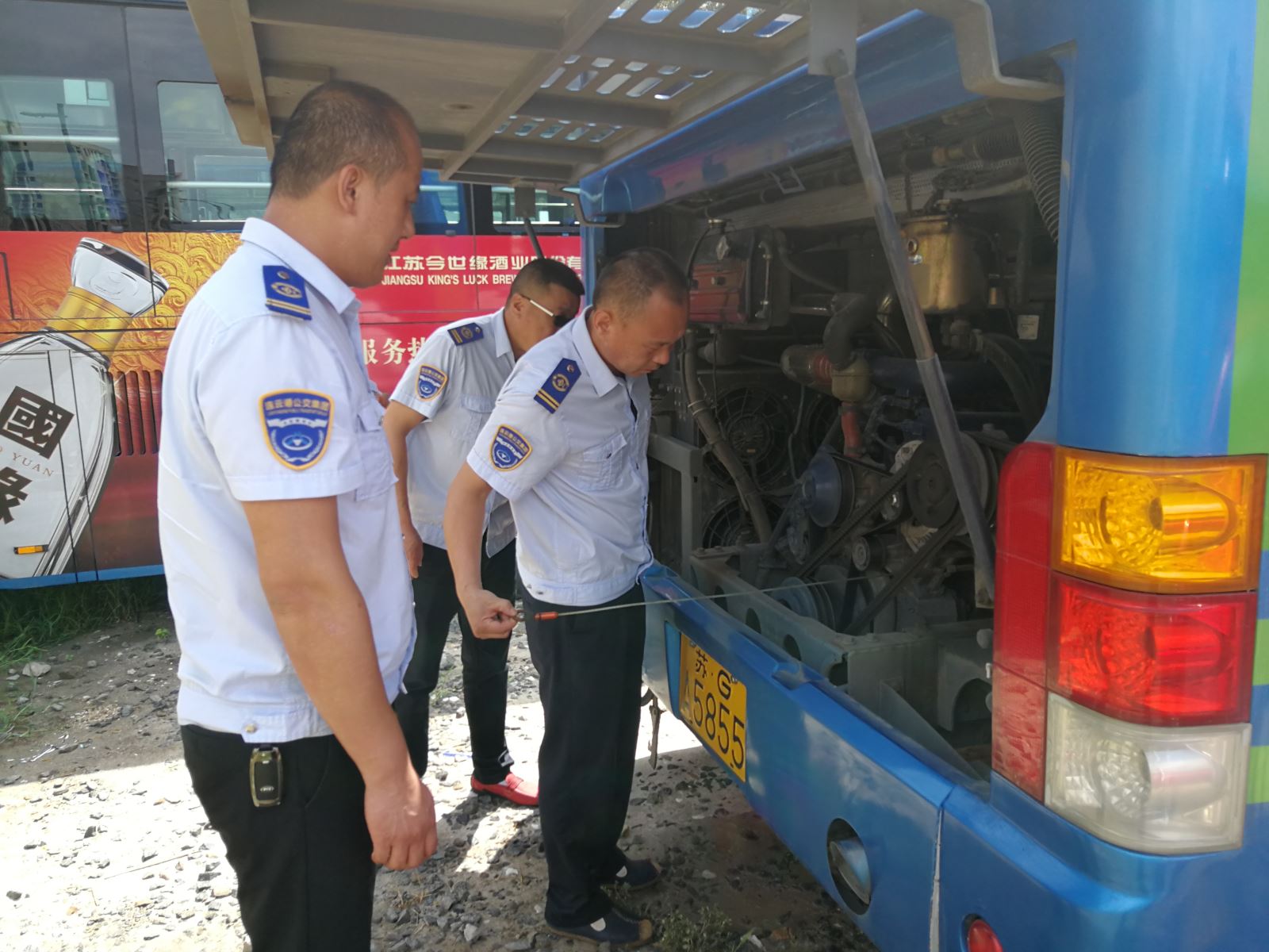 公交集團(tuán)海通公交公司開展車輛輪胎專項(xiàng)檢查